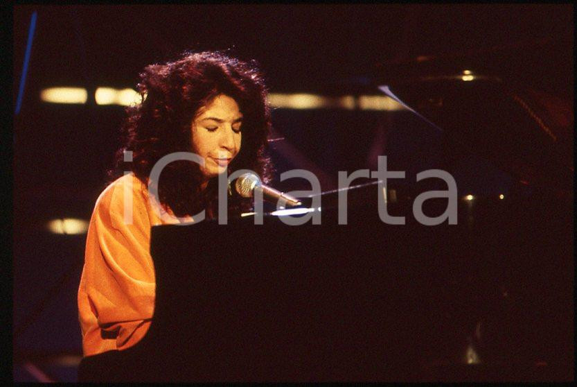 1995 ca MUSICA Teresa DE SIO * 35 mm vintage slide (4) Diapositiva d'epoca, in formato 35 mm.CONDIZIONI: GOODE' severamente vietata la riproduzione. Tutti i diritti sono riservati.ICharta mette in vendita, sul negozio eBay e in esclusiva sul sito "icharta" il proprio archivio composto da numerose diapositive e negativi fotografici d'epoca, tutti originali e autentici, che attraversano la storia del costume italiano tra gli la fine degli anni Sessanta e Novanta.Si tratta di uno sguardo inedito sull'attualità , la politica, la vita quotidiana, il gossip e la cultura, che fotografa il cambiamento della nazione in quest'ultimo scorcio del XX secolo. Un'occasione unica per il mercato del collezionismo, che vede finalmente disponibile un archivio eccezionale per vastità , tematiche e condizioni, in un settore (il negativo fotografico e la diapositiva) di assoluta novità e dalle interessanti prospettive di investimento. GOOD/buono   originale e autentica 1