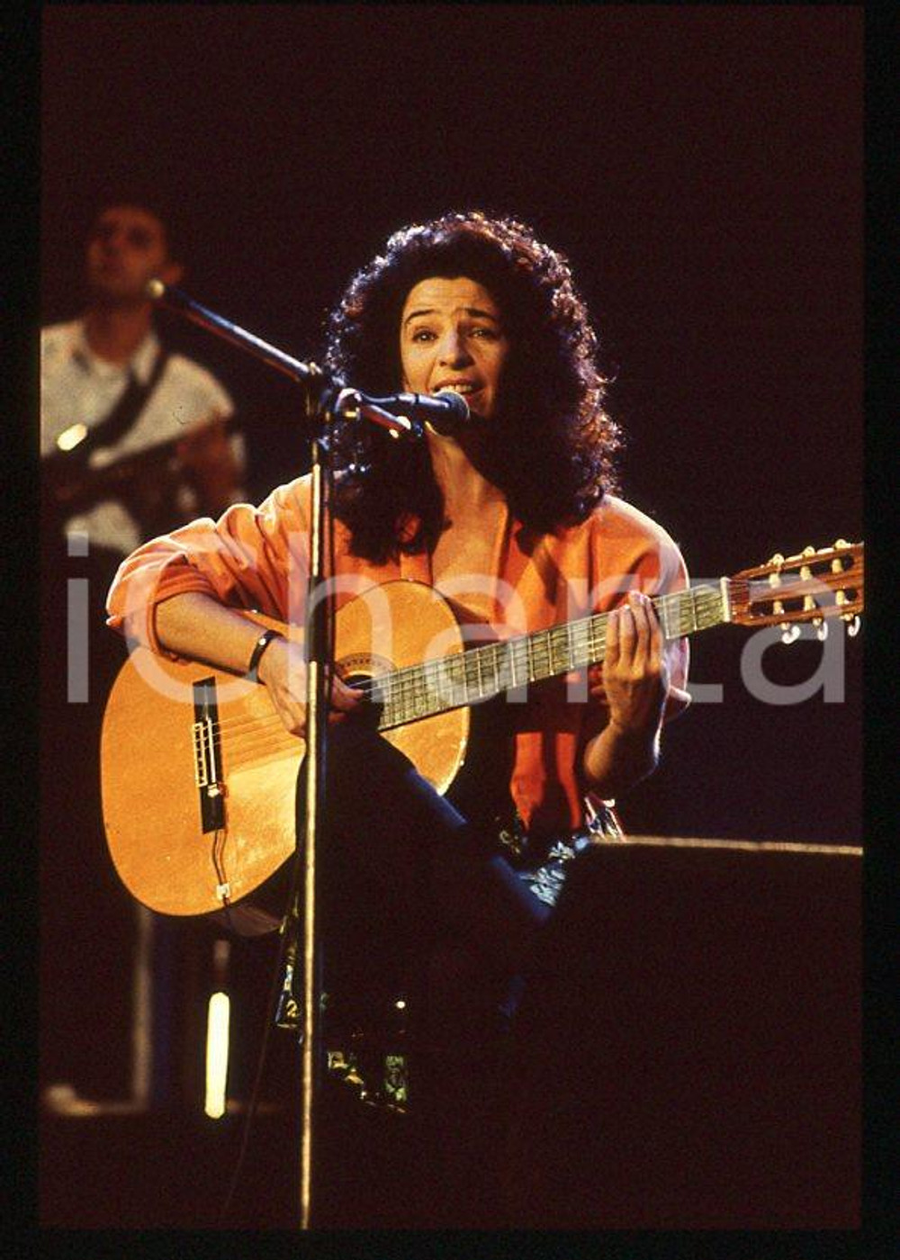 1995 ca MUSICA Teresa DE SIO * 35 mm vintage slide (3) Diapositiva d'epoca, in formato 35 mm.CONDIZIONI: GOODE' severamente vietata la riproduzione. Tutti i diritti sono riservati.ICharta mette in vendita, sul negozio eBay e in esclusiva sul sito "icharta" il proprio archivio composto da numerose diapositive e negativi fotografici d'epoca, tutti originali e autentici, che attraversano la storia del costume italiano tra gli la fine degli anni Sessanta e Novanta.Si tratta di uno sguardo inedito sull'attualità , la politica, la vita quotidiana, il gossip e la cultura, che fotografa il cambiamento della nazione in quest'ultimo scorcio del XX secolo. Un'occasione unica per il mercato del collezionismo, che vede finalmente disponibile un archivio eccezionale per vastità , tematiche e condizioni, in un settore (il negativo fotografico e la diapositiva) di assoluta novità e dalle interessanti prospettive di investimento. GOOD/buono   originale e autentica 1