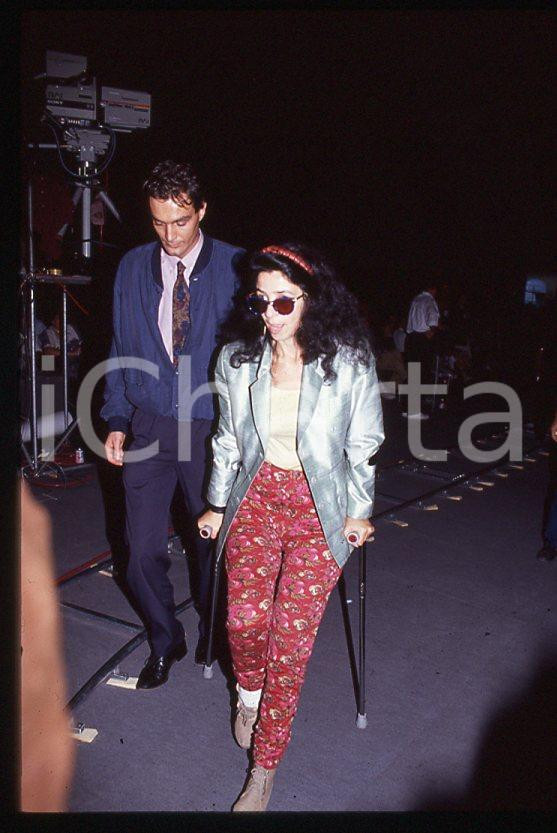 1995 ca MUSICA Teresa DE SIO * 35 mm vintage slide (7) Diapositiva d'epoca, in formato 35 mm.CONDIZIONI: GOODE' severamente vietata la riproduzione. Tutti i diritti sono riservati.ICharta mette in vendita, sul negozio eBay e in esclusiva sul sito "icharta" il proprio archivio composto da numerose diapositive e negativi fotografici d'epoca, tutti originali e autentici, che attraversano la storia del costume italiano tra gli la fine degli anni Sessanta e Novanta.Si tratta di uno sguardo inedito sull'attualità , la politica, la vita quotidiana, il gossip e la cultura, che fotografa il cambiamento della nazione in quest'ultimo scorcio del XX secolo. Un'occasione unica per il mercato del collezionismo, che vede finalmente disponibile un archivio eccezionale per vastità , tematiche e condizioni, in un settore (il negativo fotografico e la diapositiva) di assoluta novità e dalle interessanti prospettive di investimento. GOOD/buono   originale e autentica 1