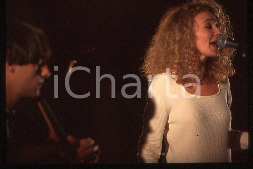 1990 ca MUSICA Rossana CASALE Ritratto * 35 mm vintage slide (27) Diapositiva d'epoca, in formato 35 mm.CONDIZIONI: GOODE' severamente vietata la riproduzione. Tutti i diritti sono riservati.ICharta mette in vendita, sul negozio eBay e in esclusiva sul sito "icharta" il proprio archivio composto da numerose diapositive e negativi fotografici d'epoca, tutti originali e autentici, che attraversano la storia del costume italiano tra gli la fine degli anni Sessanta e Novanta.Si tratta di uno sguardo inedito sull'attualità , la politica, la vita quotidiana, il gossip e la cultura, che fotografa il cambiamento della nazione in quest'ultimo scorcio del XX secolo. Un'occasione unica per il mercato del collezionismo, che vede finalmente disponibile un archivio eccezionale per vastità , tematiche e condizioni, in un settore (il negativo fotografico e la diapositiva) di assoluta novità e dalle interessanti prospettive di investimento. GOOD/buono   originale e autentica 1