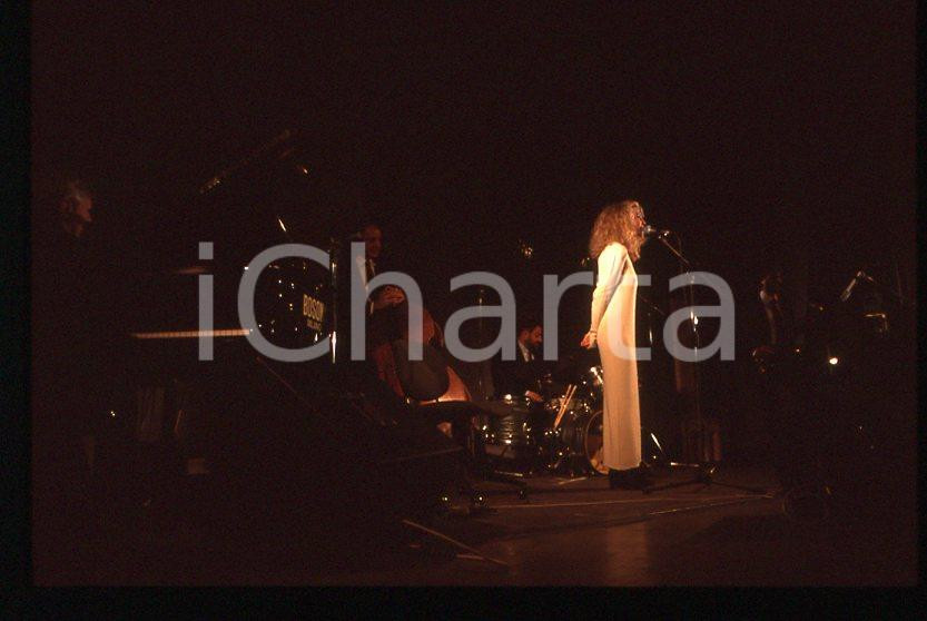 1990 ca MUSICA Rossana CASALE Ritratto * 35 mm vintage slide (30) Diapositiva d'epoca, in formato 35 mm.CONDIZIONI: GOODE' severamente vietata la riproduzione. Tutti i diritti sono riservati.ICharta mette in vendita, sul negozio eBay e in esclusiva sul sito "icharta" il proprio archivio composto da numerose diapositive e negativi fotografici d'epoca, tutti originali e autentici, che attraversano la storia del costume italiano tra gli la fine degli anni Sessanta e Novanta.Si tratta di uno sguardo inedito sull'attualità , la politica, la vita quotidiana, il gossip e la cultura, che fotografa il cambiamento della nazione in quest'ultimo scorcio del XX secolo. Un'occasione unica per il mercato del collezionismo, che vede finalmente disponibile un archivio eccezionale per vastità , tematiche e condizioni, in un settore (il negativo fotografico e la diapositiva) di assoluta novità e dalle interessanti prospettive di investimento. GOOD/buono   originale e autentica 1