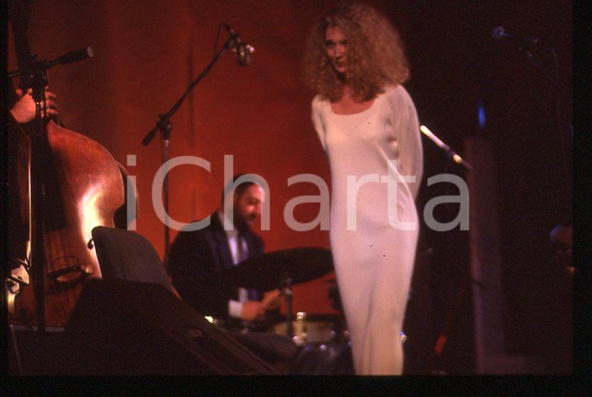 1990 ca MUSICA Rossana CASALE Ritratto * 35 mm vintage slide (29) Diapositiva d'epoca, in formato 35 mm.CONDIZIONI: GOODE' severamente vietata la riproduzione. Tutti i diritti sono riservati.ICharta mette in vendita, sul negozio eBay e in esclusiva sul sito "icharta" il proprio archivio composto da numerose diapositive e negativi fotografici d'epoca, tutti originali e autentici, che attraversano la storia del costume italiano tra gli la fine degli anni Sessanta e Novanta.Si tratta di uno sguardo inedito sull'attualità , la politica, la vita quotidiana, il gossip e la cultura, che fotografa il cambiamento della nazione in quest'ultimo scorcio del XX secolo. Un'occasione unica per il mercato del collezionismo, che vede finalmente disponibile un archivio eccezionale per vastità , tematiche e condizioni, in un settore (il negativo fotografico e la diapositiva) di assoluta novità e dalle interessanti prospettive di investimento. GOOD/buono   originale e autentica 1