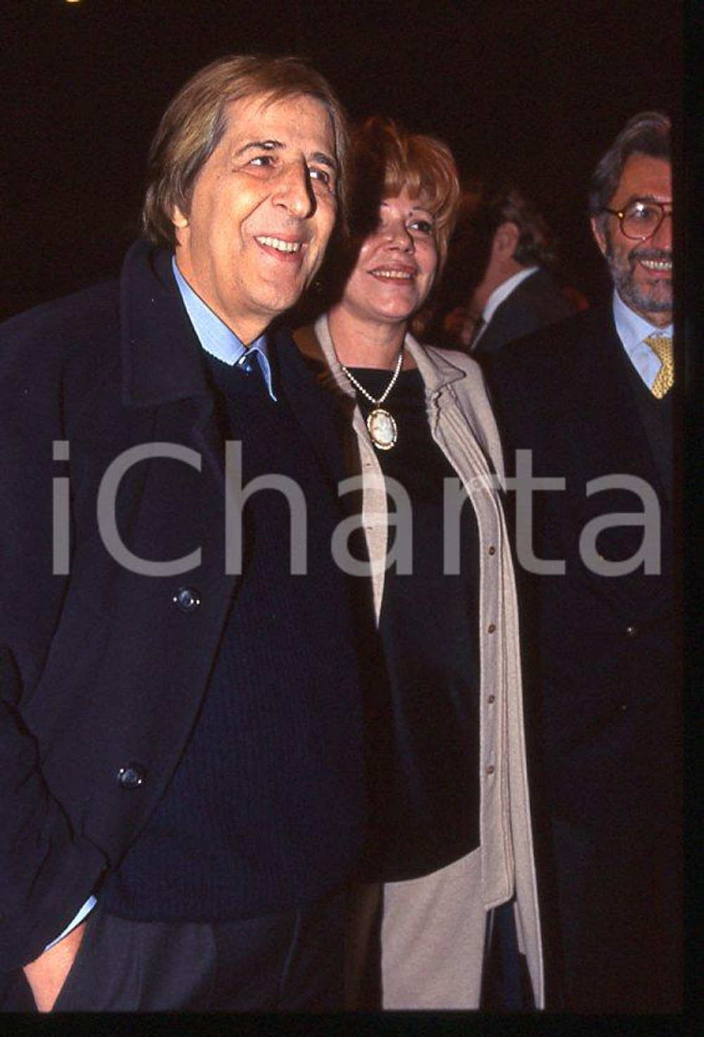 2000 ca Giorgio GABER Ombretta COLLI * 35 mm vintage slide (1) Diapositiva d'epoca, in formato 35 mm.CONDIZIONI: GOODE' severamente vietata la riproduzione. Tutti i diritti sono riservati.ICharta mette in vendita, sul negozio eBay e in esclusiva sul sito "icharta" il proprio archivio composto da numerose diapositive e negativi fotografici d'epoca, tutti originali e autentici, che attraversano la storia del costume italiano tra gli la fine degli anni Sessanta e Novanta.Si tratta di uno sguardo inedito sull'attualità , la politica, la vita quotidiana, il gossip e la cultura, che fotografa il cambiamento della nazione in quest'ultimo scorcio del XX secolo. Un'occasione unica per il mercato del collezionismo, che vede finalmente disponibile un archivio eccezionale per vastità , tematiche e condizioni, in un settore (il negativo fotografico e la diapositiva) di assoluta novità e dalle interessanti prospettive di investimento. GOOD/buono   originale e autentica 1