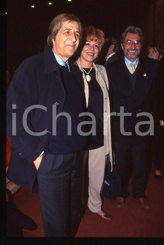 2000 ca Giorgio GABER Ombretta COLLI * 35 mm vintage slide (3) Diapositiva d'epoca, in formato 35 mm.CONDIZIONI: GOODE' severamente vietata la riproduzione. Tutti i diritti sono riservati.ICharta mette in vendita, sul negozio eBay e in esclusiva sul sito "icharta" il proprio archivio composto da numerose diapositive e negativi fotografici d'epoca, tutti originali e autentici, che attraversano la storia del costume italiano tra gli la fine degli anni Sessanta e Novanta.Si tratta di uno sguardo inedito sull'attualità , la politica, la vita quotidiana, il gossip e la cultura, che fotografa il cambiamento della nazione in quest'ultimo scorcio del XX secolo. Un'occasione unica per il mercato del collezionismo, che vede finalmente disponibile un archivio eccezionale per vastità , tematiche e condizioni, in un settore (il negativo fotografico e la diapositiva) di assoluta novità e dalle interessanti prospettive di investimento. GOOD/buono   originale e autentica 1