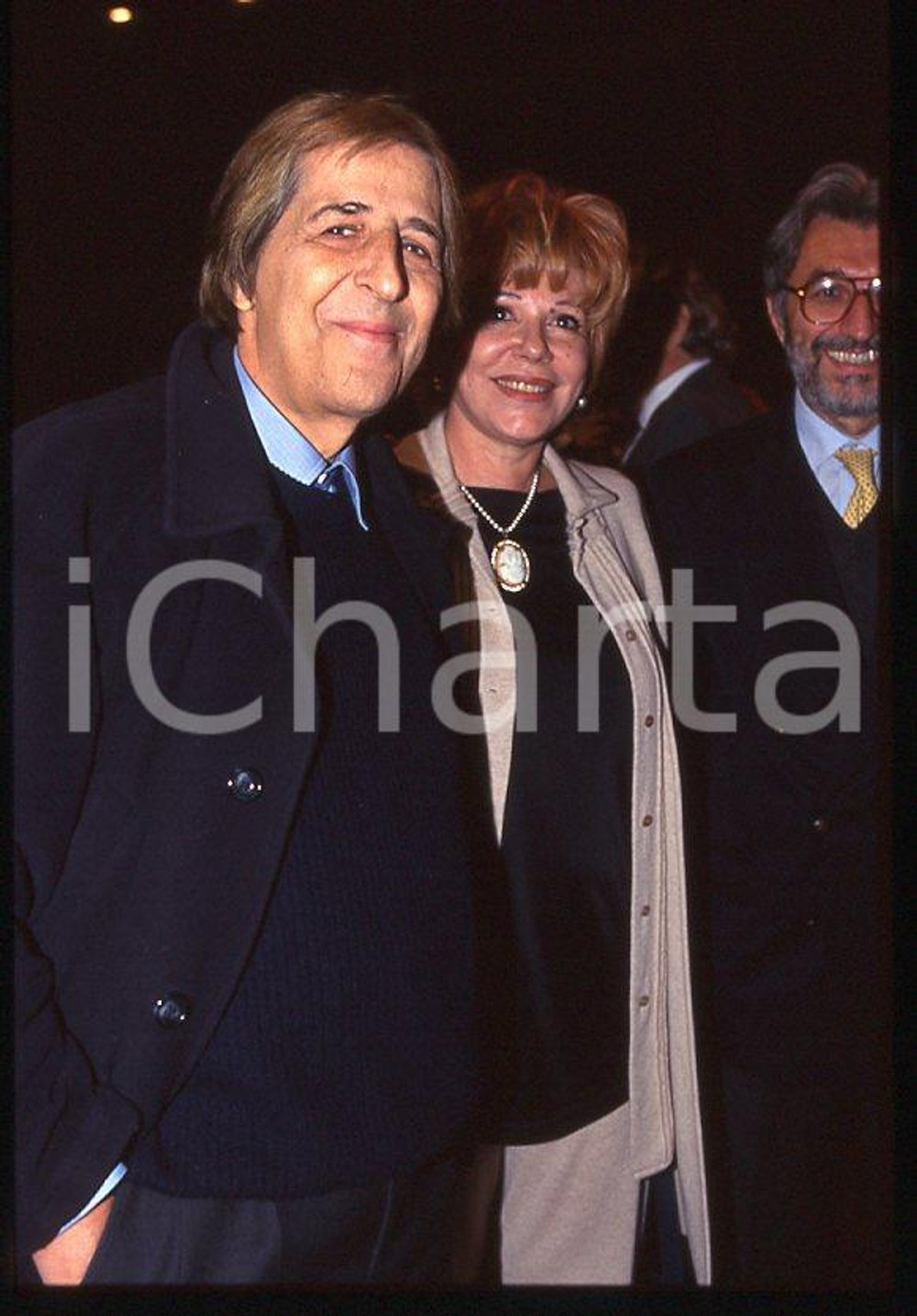 2000 ca Giorgio GABER Ombretta COLLI * 35 mm vintage slide (5) Diapositiva d'epoca, in formato 35 mm.CONDIZIONI: GOODE' severamente vietata la riproduzione. Tutti i diritti sono riservati.ICharta mette in vendita, sul negozio eBay e in esclusiva sul sito "icharta" il proprio archivio composto da numerose diapositive e negativi fotografici d'epoca, tutti originali e autentici, che attraversano la storia del costume italiano tra gli la fine degli anni Sessanta e Novanta.Si tratta di uno sguardo inedito sull'attualità , la politica, la vita quotidiana, il gossip e la cultura, che fotografa il cambiamento della nazione in quest'ultimo scorcio del XX secolo. Un'occasione unica per il mercato del collezionismo, che vede finalmente disponibile un archivio eccezionale per vastità , tematiche e condizioni, in un settore (il negativo fotografico e la diapositiva) di assoluta novità e dalle interessanti prospettive di investimento. GOOD/buono   originale e autentica 1