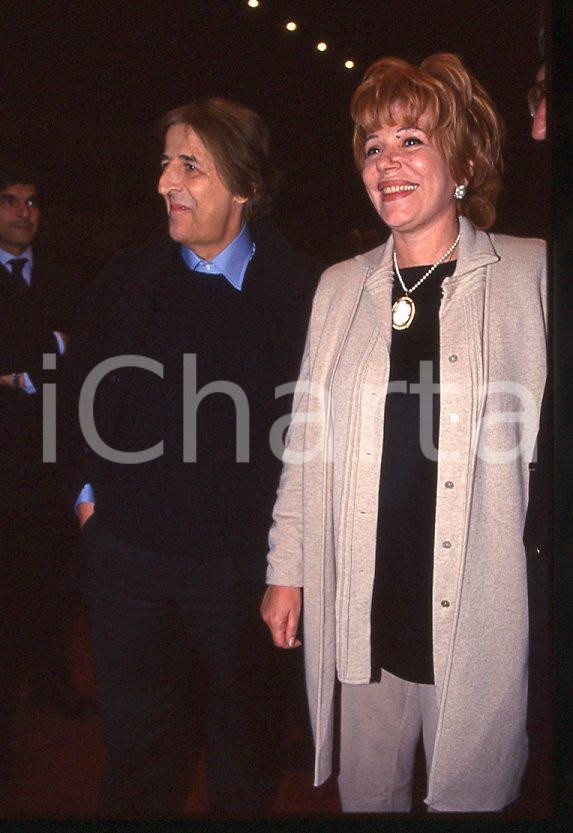 2000 ca Giorgio GABER Ombretta COLLI * 35 mm vintage slide (6) Diapositiva d'epoca, in formato 35 mm.CONDIZIONI: GOODE' severamente vietata la riproduzione. Tutti i diritti sono riservati.ICharta mette in vendita, sul negozio eBay e in esclusiva sul sito "icharta" il proprio archivio composto da numerose diapositive e negativi fotografici d'epoca, tutti originali e autentici, che attraversano la storia del costume italiano tra gli la fine degli anni Sessanta e Novanta.Si tratta di uno sguardo inedito sull'attualità , la politica, la vita quotidiana, il gossip e la cultura, che fotografa il cambiamento della nazione in quest'ultimo scorcio del XX secolo. Un'occasione unica per il mercato del collezionismo, che vede finalmente disponibile un archivio eccezionale per vastità , tematiche e condizioni, in un settore (il negativo fotografico e la diapositiva) di assoluta novità e dalle interessanti prospettive di investimento. GOOD/buono   originale e autentica 1