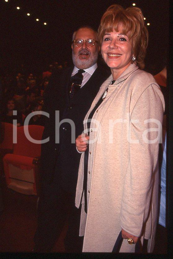 2000 ca Ombretta COLLI Ritratto * 35 mm vintage slide (1) Diapositiva d'epoca, in formato 35 mm.CONDIZIONI: GOODE' severamente vietata la riproduzione. Tutti i diritti sono riservati.ICharta mette in vendita, sul negozio eBay e in esclusiva sul sito "icharta" il proprio archivio composto da numerose diapositive e negativi fotografici d'epoca, tutti originali e autentici, che attraversano la storia del costume italiano tra gli la fine degli anni Sessanta e Novanta.Si tratta di uno sguardo inedito sull'attualità , la politica, la vita quotidiana, il gossip e la cultura, che fotografa il cambiamento della nazione in quest'ultimo scorcio del XX secolo. Un'occasione unica per il mercato del collezionismo, che vede finalmente disponibile un archivio eccezionale per vastità , tematiche e condizioni, in un settore (il negativo fotografico e la diapositiva) di assoluta novità e dalle interessanti prospettive di investimento. GOOD/buono   originale e autentica 1