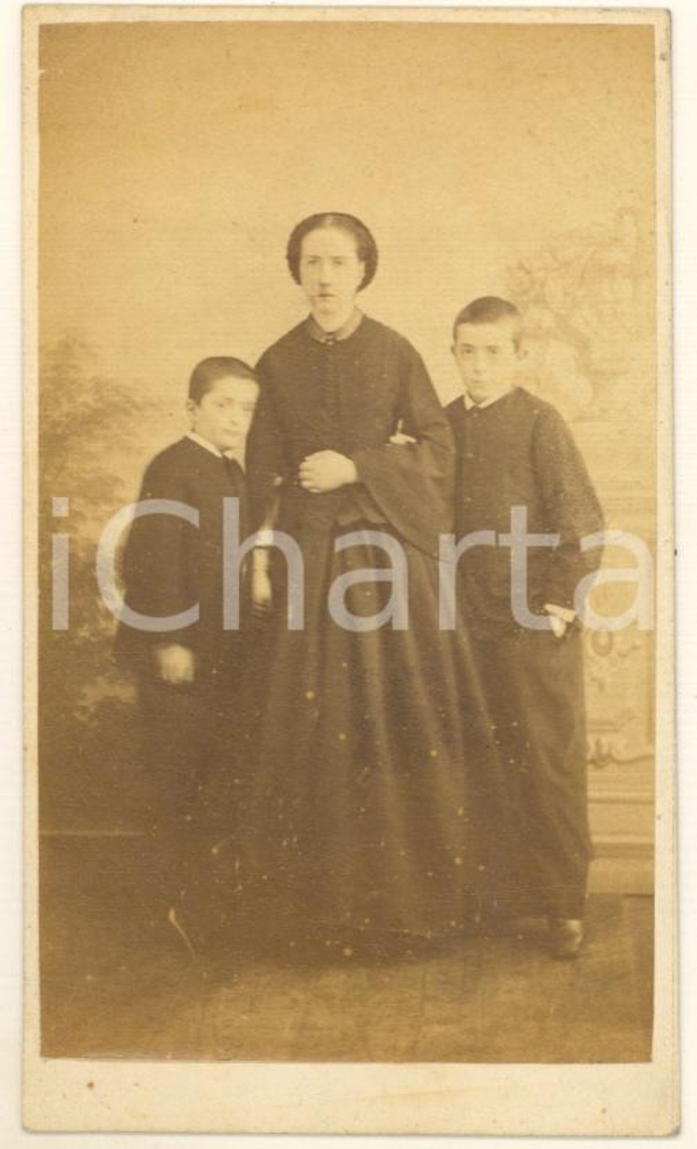 1870 ca TORINO Marchesa TRIONFI con i figli *Foto E. DI CHANAZ CDV Fotografia originale d'epoca, montata su cartoncino morbido. Didascalia manoscritta al verso. FAIR/discreto fotografia parzialmente scollata dal cartoncino Formato: 6x10 cm originale e autentica 1