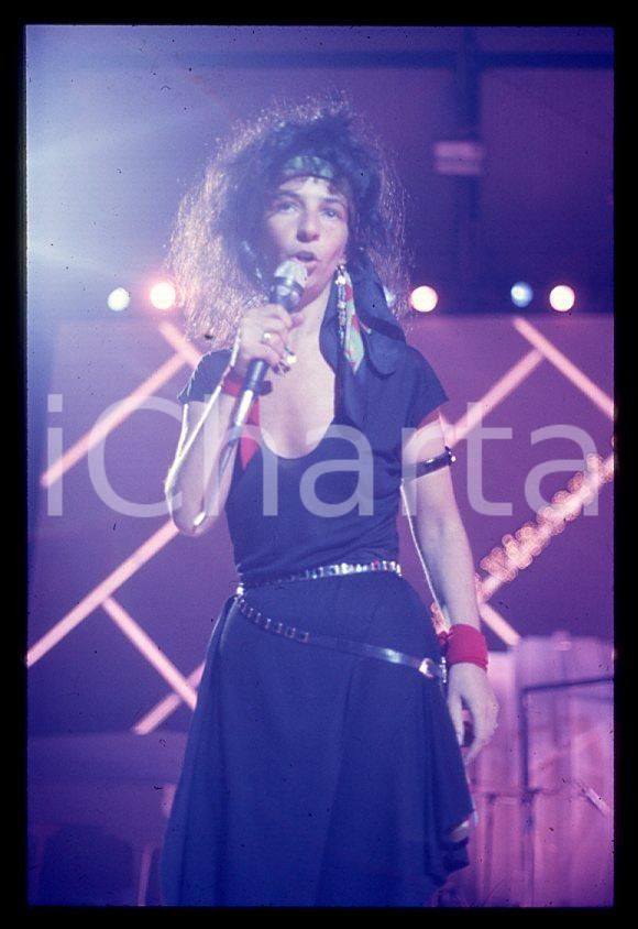 1985 ca MUSICA Teresa DE SIO * 35 mm vintage slide (9) Diapositiva d'epoca, in formato 35 mm.CONDIZIONI: GOODE' severamente vietata la riproduzione. Tutti i diritti sono riservati.ICharta mette in vendita, sul negozio eBay e in esclusiva sul sito "icharta" il proprio archivio composto da numerose diapositive e negativi fotografici d'epoca, tutti originali e autentici, che attraversano la storia del costume italiano tra gli la fine degli anni Sessanta e Novanta.Si tratta di uno sguardo inedito sull'attualità , la politica, la vita quotidiana, il gossip e la cultura, che fotografa il cambiamento della nazione in quest'ultimo scorcio del XX secolo. Un'occasione unica per il mercato del collezionismo, che vede finalmente disponibile un archivio eccezionale per vastità , tematiche e condizioni, in un settore (il negativo fotografico e la diapositiva) di assoluta novità e dalle interessanti prospettive di investimento. GOOD/buono   originale e autentica 1