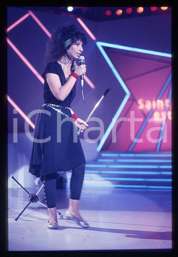 1985 ca MUSICA Teresa DE SIO * 35 mm vintage slide (8) Diapositiva d'epoca, in formato 35 mm.CONDIZIONI: GOODE' severamente vietata la riproduzione. Tutti i diritti sono riservati.ICharta mette in vendita, sul negozio eBay e in esclusiva sul sito "icharta" il proprio archivio composto da numerose diapositive e negativi fotografici d'epoca, tutti originali e autentici, che attraversano la storia del costume italiano tra gli la fine degli anni Sessanta e Novanta.Si tratta di uno sguardo inedito sull'attualità , la politica, la vita quotidiana, il gossip e la cultura, che fotografa il cambiamento della nazione in quest'ultimo scorcio del XX secolo. Un'occasione unica per il mercato del collezionismo, che vede finalmente disponibile un archivio eccezionale per vastità , tematiche e condizioni, in un settore (il negativo fotografico e la diapositiva) di assoluta novità e dalle interessanti prospettive di investimento. GOOD/buono   originale e autentica 1