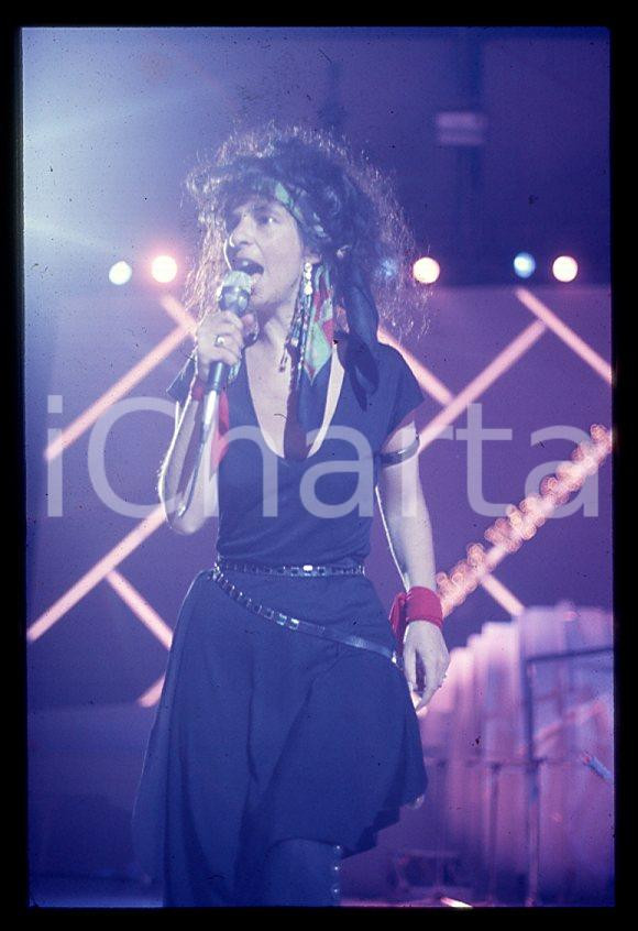 1985 ca MUSICA Teresa DE SIO * 35 mm vintage slide (7) Diapositiva d'epoca, in formato 35 mm.CONDIZIONI: GOODE' severamente vietata la riproduzione. Tutti i diritti sono riservati.ICharta mette in vendita, sul negozio eBay e in esclusiva sul sito "icharta" il proprio archivio composto da numerose diapositive e negativi fotografici d'epoca, tutti originali e autentici, che attraversano la storia del costume italiano tra gli la fine degli anni Sessanta e Novanta.Si tratta di uno sguardo inedito sull'attualità , la politica, la vita quotidiana, il gossip e la cultura, che fotografa il cambiamento della nazione in quest'ultimo scorcio del XX secolo. Un'occasione unica per il mercato del collezionismo, che vede finalmente disponibile un archivio eccezionale per vastità , tematiche e condizioni, in un settore (il negativo fotografico e la diapositiva) di assoluta novità e dalle interessanti prospettive di investimento. GOOD/buono   originale e autentica 1