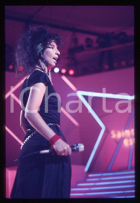 1985 ca MUSICA Teresa DE SIO * 35 mm vintage slide (12) Diapositiva d'epoca, in formato 35 mm.CONDIZIONI: GOODE' severamente vietata la riproduzione. Tutti i diritti sono riservati.ICharta mette in vendita, sul negozio eBay e in esclusiva sul sito "icharta" il proprio archivio composto da numerose diapositive e negativi fotografici d'epoca, tutti originali e autentici, che attraversano la storia del costume italiano tra gli la fine degli anni Sessanta e Novanta.Si tratta di uno sguardo inedito sull'attualità , la politica, la vita quotidiana, il gossip e la cultura, che fotografa il cambiamento della nazione in quest'ultimo scorcio del XX secolo. Un'occasione unica per il mercato del collezionismo, che vede finalmente disponibile un archivio eccezionale per vastità , tematiche e condizioni, in un settore (il negativo fotografico e la diapositiva) di assoluta novità e dalle interessanti prospettive di investimento. GOOD/buono   originale e autentica 1