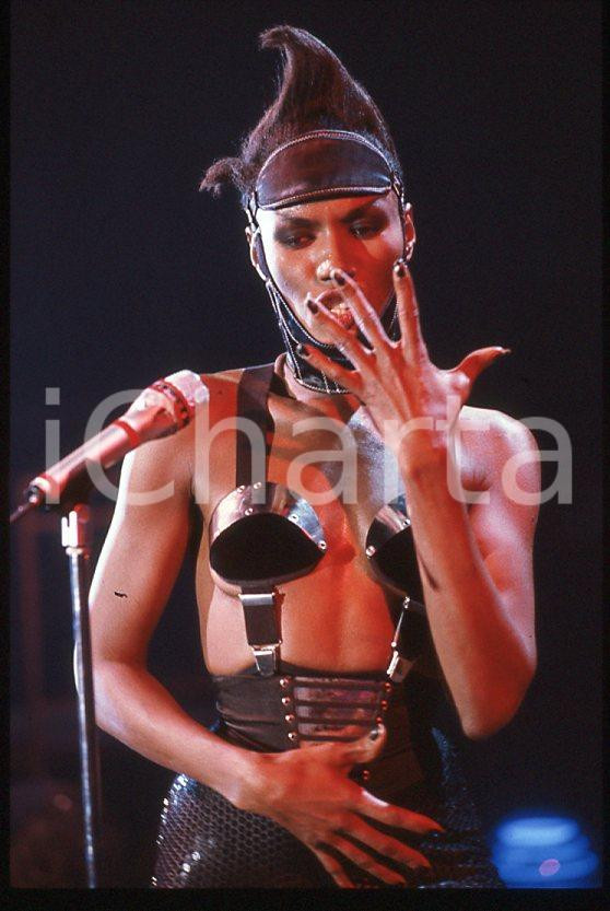 1985 ca MUSICA Grace JONES durante un concerto * 35 mm vintage slide (4) Diapositiva d'epoca, in formato 35 mm.CONDIZIONI: GOODE' severamente vietata la riproduzione. Tutti i diritti sono riservati.ICharta mette in vendita, sul negozio eBay e in esclusiva sul sito "icharta" il proprio archivio composto da numerose diapositive e negativi fotografici d'epoca, tutti originali e autentici, che attraversano la storia del costume italiano tra gli la fine degli anni Sessanta e Novanta.Si tratta di uno sguardo inedito sull'attualità , la politica, la vita quotidiana, il gossip e la cultura, che fotografa il cambiamento della nazione in quest'ultimo scorcio del XX secolo. Un'occasione unica per il mercato del collezionismo, che vede finalmente disponibile un archivio eccezionale per vastità , tematiche e condizioni, in un settore (il negativo fotografico e la diapositiva) di assoluta novità e dalle interessanti prospettive di investimento. GOOD/buono   originale e autentica 1