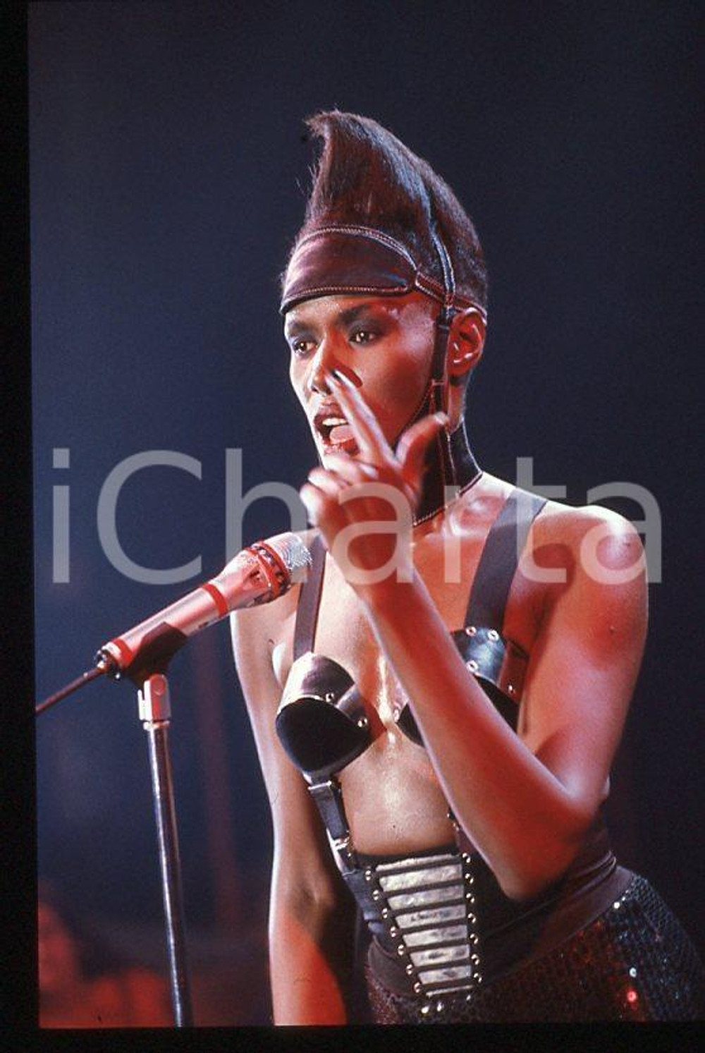 1985 ca MUSICA Grace JONES durante un concerto * 35 mm vintage slide (5) Diapositiva d'epoca, in formato 35 mm.CONDIZIONI: GOODE' severamente vietata la riproduzione. Tutti i diritti sono riservati.ICharta mette in vendita, sul negozio eBay e in esclusiva sul sito "icharta" il proprio archivio composto da numerose diapositive e negativi fotografici d'epoca, tutti originali e autentici, che attraversano la storia del costume italiano tra gli la fine degli anni Sessanta e Novanta.Si tratta di uno sguardo inedito sull'attualità , la politica, la vita quotidiana, il gossip e la cultura, che fotografa il cambiamento della nazione in quest'ultimo scorcio del XX secolo. Un'occasione unica per il mercato del collezionismo, che vede finalmente disponibile un archivio eccezionale per vastità , tematiche e condizioni, in un settore (il negativo fotografico e la diapositiva) di assoluta novità e dalle interessanti prospettive di investimento. GOOD/buono   originale e autentica 1