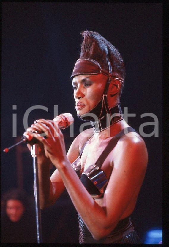 1985 ca MUSICA Grace JONES durante un concerto * 35 mm vintage slide (13) Diapositiva d'epoca, in formato 35 mm.CONDIZIONI: GOODE' severamente vietata la riproduzione. Tutti i diritti sono riservati.ICharta mette in vendita, sul negozio eBay e in esclusiva sul sito "icharta" il proprio archivio composto da numerose diapositive e negativi fotografici d'epoca, tutti originali e autentici, che attraversano la storia del costume italiano tra gli la fine degli anni Sessanta e Novanta.Si tratta di uno sguardo inedito sull'attualità , la politica, la vita quotidiana, il gossip e la cultura, che fotografa il cambiamento della nazione in quest'ultimo scorcio del XX secolo. Un'occasione unica per il mercato del collezionismo, che vede finalmente disponibile un archivio eccezionale per vastità , tematiche e condizioni, in un settore (il negativo fotografico e la diapositiva) di assoluta novità e dalle interessanti prospettive di investimento. GOOD/buono   originale e autentica 1