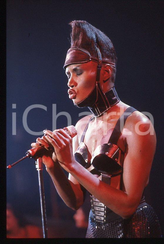 1985 ca MUSICA Grace JONES durante un concerto * 35 mm vintage slide (12) Diapositiva d'epoca, in formato 35 mm.CONDIZIONI: GOODE' severamente vietata la riproduzione. Tutti i diritti sono riservati.ICharta mette in vendita, sul negozio eBay e in esclusiva sul sito "icharta" il proprio archivio composto da numerose diapositive e negativi fotografici d'epoca, tutti originali e autentici, che attraversano la storia del costume italiano tra gli la fine degli anni Sessanta e Novanta.Si tratta di uno sguardo inedito sull'attualità , la politica, la vita quotidiana, il gossip e la cultura, che fotografa il cambiamento della nazione in quest'ultimo scorcio del XX secolo. Un'occasione unica per il mercato del collezionismo, che vede finalmente disponibile un archivio eccezionale per vastità , tematiche e condizioni, in un settore (il negativo fotografico e la diapositiva) di assoluta novità e dalle interessanti prospettive di investimento. GOOD/buono   originale e autentica 1