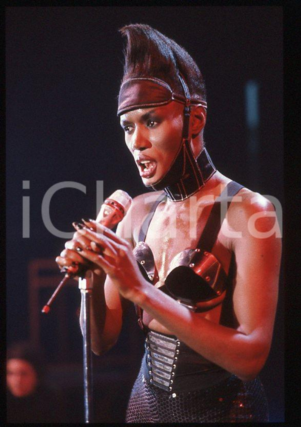 1985 ca MUSICA Grace JONES durante un concerto * 35 mm vintage slide (19) Diapositiva d'epoca, in formato 35 mm.CONDIZIONI: GOODE' severamente vietata la riproduzione. Tutti i diritti sono riservati.ICharta mette in vendita, sul negozio eBay e in esclusiva sul sito "icharta" il proprio archivio composto da numerose diapositive e negativi fotografici d'epoca, tutti originali e autentici, che attraversano la storia del costume italiano tra gli la fine degli anni Sessanta e Novanta.Si tratta di uno sguardo inedito sull'attualità , la politica, la vita quotidiana, il gossip e la cultura, che fotografa il cambiamento della nazione in quest'ultimo scorcio del XX secolo. Un'occasione unica per il mercato del collezionismo, che vede finalmente disponibile un archivio eccezionale per vastità , tematiche e condizioni, in un settore (il negativo fotografico e la diapositiva) di assoluta novità e dalle interessanti prospettive di investimento. GOOD/buono   originale e autentica 1