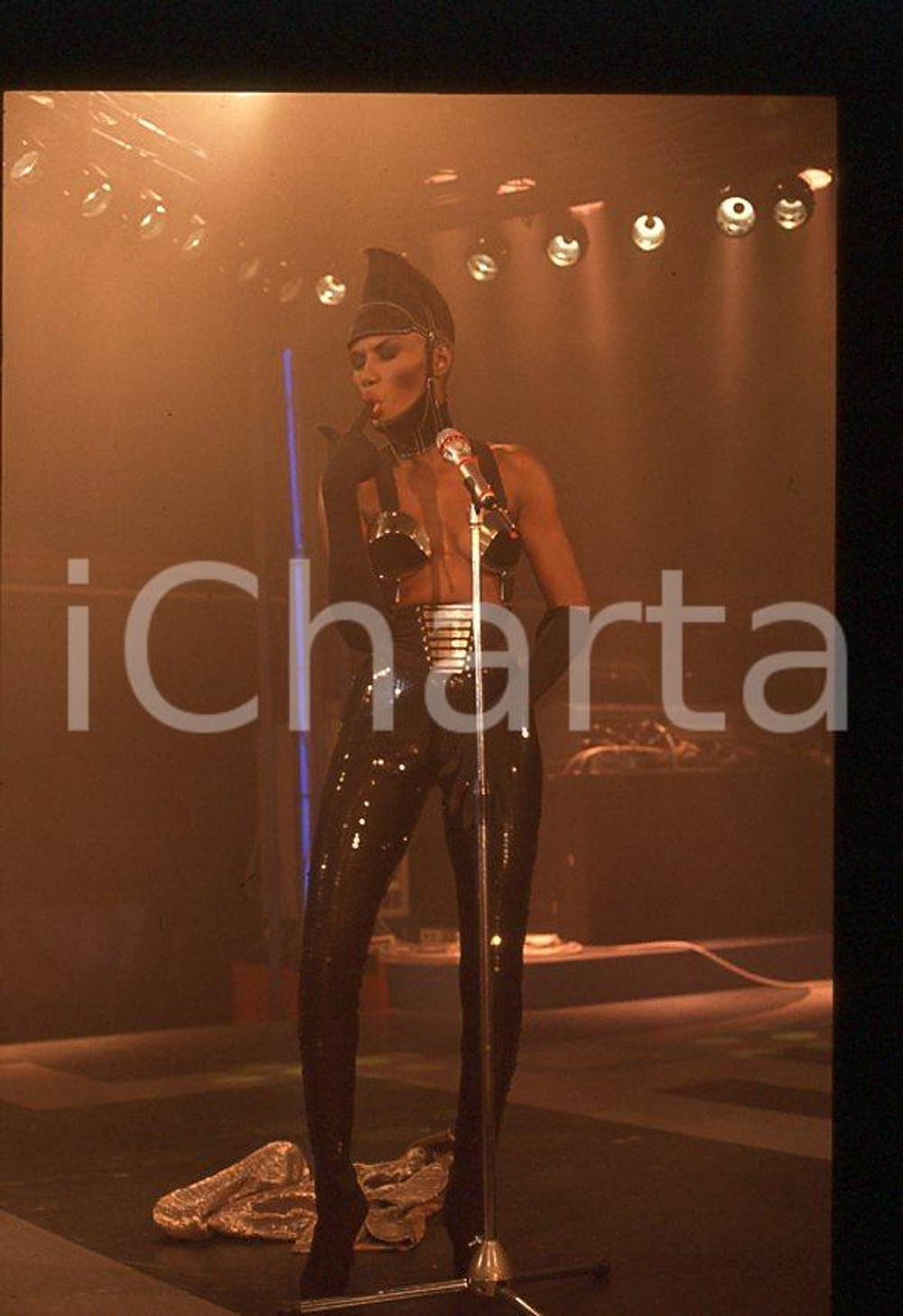 1985 ca MUSICA Grace JONES durante un concerto * 35 mm vintage slide (25) Diapositiva d'epoca, in formato 35 mm.CONDIZIONI: GOODE' severamente vietata la riproduzione. Tutti i diritti sono riservati.ICharta mette in vendita, sul negozio eBay e in esclusiva sul sito "icharta" il proprio archivio composto da numerose diapositive e negativi fotografici d'epoca, tutti originali e autentici, che attraversano la storia del costume italiano tra gli la fine degli anni Sessanta e Novanta.Si tratta di uno sguardo inedito sull'attualità , la politica, la vita quotidiana, il gossip e la cultura, che fotografa il cambiamento della nazione in quest'ultimo scorcio del XX secolo. Un'occasione unica per il mercato del collezionismo, che vede finalmente disponibile un archivio eccezionale per vastità , tematiche e condizioni, in un settore (il negativo fotografico e la diapositiva) di assoluta novità e dalle interessanti prospettive di investimento. GOOD/buono   originale e autentica 1