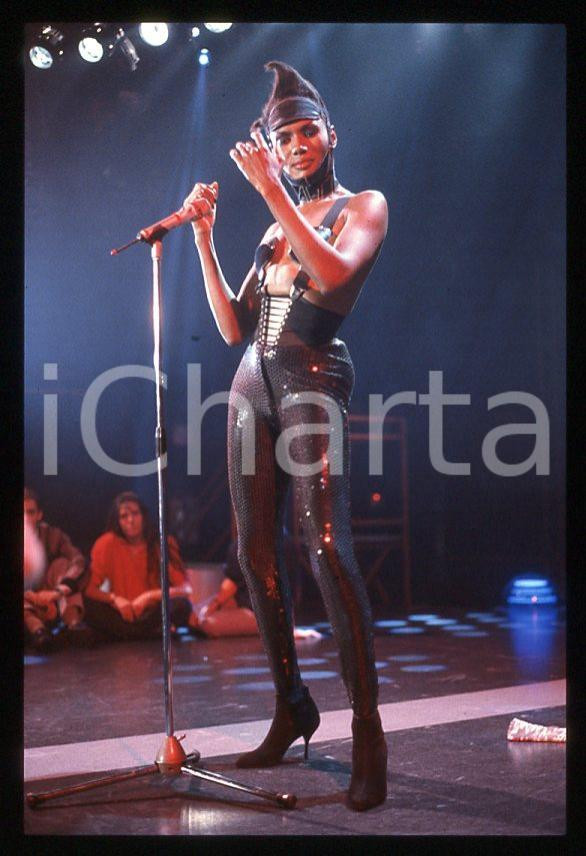 1985 ca MUSICA Grace JONES durante un concerto * 35 mm vintage slide (29) Diapositiva d'epoca, in formato 35 mm.CONDIZIONI: GOODE' severamente vietata la riproduzione. Tutti i diritti sono riservati.ICharta mette in vendita, sul negozio eBay e in esclusiva sul sito "icharta" il proprio archivio composto da numerose diapositive e negativi fotografici d'epoca, tutti originali e autentici, che attraversano la storia del costume italiano tra gli la fine degli anni Sessanta e Novanta.Si tratta di uno sguardo inedito sull'attualità , la politica, la vita quotidiana, il gossip e la cultura, che fotografa il cambiamento della nazione in quest'ultimo scorcio del XX secolo. Un'occasione unica per il mercato del collezionismo, che vede finalmente disponibile un archivio eccezionale per vastità , tematiche e condizioni, in un settore (il negativo fotografico e la diapositiva) di assoluta novità e dalle interessanti prospettive di investimento. GOOD/buono   originale e autentica 1