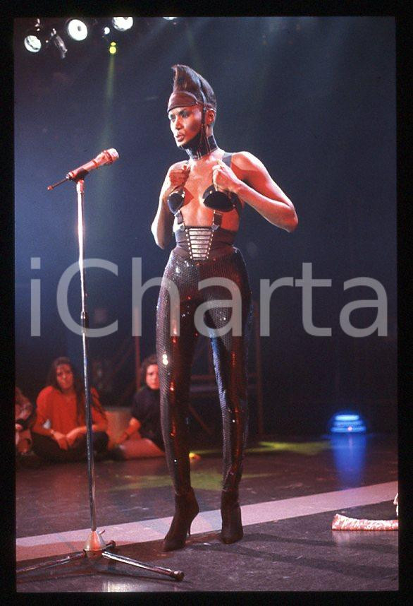 1985 ca MUSICA Grace JONES durante un concerto * 35 mm vintage slide (28) Diapositiva d'epoca, in formato 35 mm.CONDIZIONI: GOODE' severamente vietata la riproduzione. Tutti i diritti sono riservati.ICharta mette in vendita, sul negozio eBay e in esclusiva sul sito "icharta" il proprio archivio composto da numerose diapositive e negativi fotografici d'epoca, tutti originali e autentici, che attraversano la storia del costume italiano tra gli la fine degli anni Sessanta e Novanta.Si tratta di uno sguardo inedito sull'attualità , la politica, la vita quotidiana, il gossip e la cultura, che fotografa il cambiamento della nazione in quest'ultimo scorcio del XX secolo. Un'occasione unica per il mercato del collezionismo, che vede finalmente disponibile un archivio eccezionale per vastità , tematiche e condizioni, in un settore (il negativo fotografico e la diapositiva) di assoluta novità e dalle interessanti prospettive di investimento. GOOD/buono   originale e autentica 1