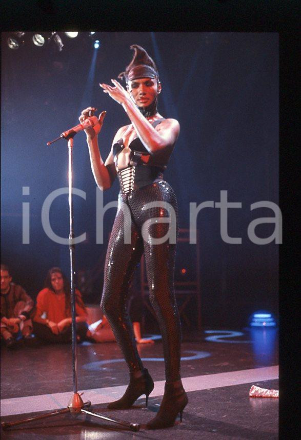 Fotografia d epoca originale 1985 ca MUSICA Grace JONES durante un concerto  35 mm vintage slide 27 1