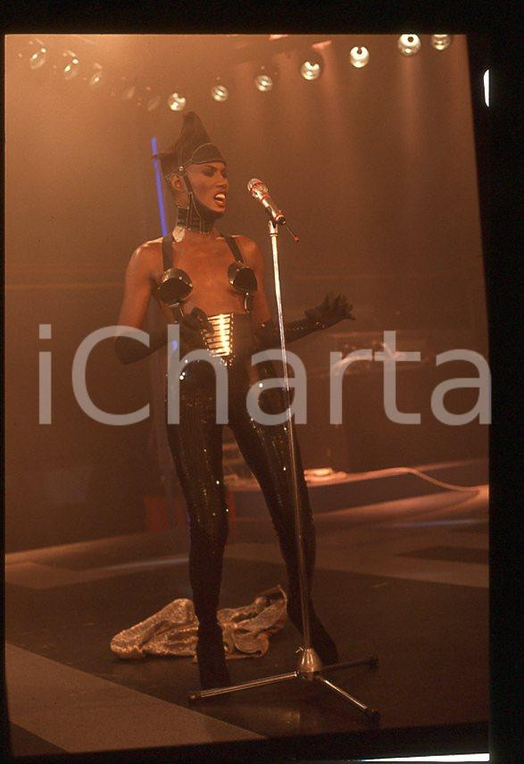 1985 ca MUSICA Grace JONES durante un concerto * 35 mm vintage slide (26) Diapositiva d'epoca, in formato 35 mm.CONDIZIONI: GOODE' severamente vietata la riproduzione. Tutti i diritti sono riservati.ICharta mette in vendita, sul negozio eBay e in esclusiva sul sito "icharta" il proprio archivio composto da numerose diapositive e negativi fotografici d'epoca, tutti originali e autentici, che attraversano la storia del costume italiano tra gli la fine degli anni Sessanta e Novanta.Si tratta di uno sguardo inedito sull'attualità , la politica, la vita quotidiana, il gossip e la cultura, che fotografa il cambiamento della nazione in quest'ultimo scorcio del XX secolo. Un'occasione unica per il mercato del collezionismo, che vede finalmente disponibile un archivio eccezionale per vastità , tematiche e condizioni, in un settore (il negativo fotografico e la diapositiva) di assoluta novità e dalle interessanti prospettive di investimento. GOOD/buono   originale e autentica 1