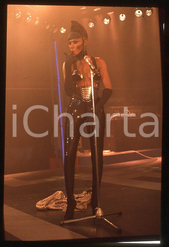 1985 ca MUSICA Grace JONES durante un concerto * 35 mm vintage slide (33) Diapositiva d'epoca, in formato 35 mm.CONDIZIONI: GOODE' severamente vietata la riproduzione. Tutti i diritti sono riservati.ICharta mette in vendita, sul negozio eBay e in esclusiva sul sito "icharta" il proprio archivio composto da numerose diapositive e negativi fotografici d'epoca, tutti originali e autentici, che attraversano la storia del costume italiano tra gli la fine degli anni Sessanta e Novanta.Si tratta di uno sguardo inedito sull'attualità , la politica, la vita quotidiana, il gossip e la cultura, che fotografa il cambiamento della nazione in quest'ultimo scorcio del XX secolo. Un'occasione unica per il mercato del collezionismo, che vede finalmente disponibile un archivio eccezionale per vastità , tematiche e condizioni, in un settore (il negativo fotografico e la diapositiva) di assoluta novità e dalle interessanti prospettive di investimento. GOOD/buono   originale e autentica 1