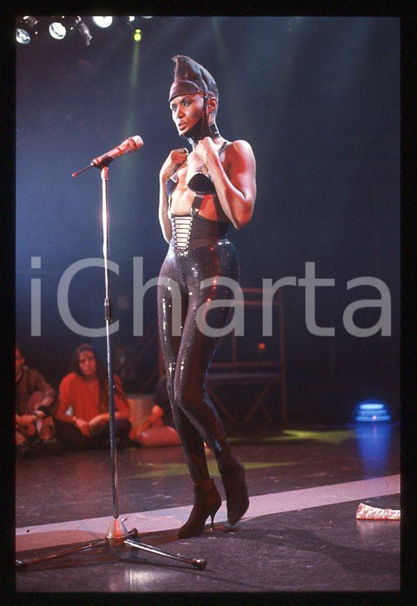 1985 ca MUSICA Grace JONES durante un concerto * 35 mm vintage slide (31) Diapositiva d'epoca, in formato 35 mm.CONDIZIONI: GOODE' severamente vietata la riproduzione. Tutti i diritti sono riservati.ICharta mette in vendita, sul negozio eBay e in esclusiva sul sito "icharta" il proprio archivio composto da numerose diapositive e negativi fotografici d'epoca, tutti originali e autentici, che attraversano la storia del costume italiano tra gli la fine degli anni Sessanta e Novanta.Si tratta di uno sguardo inedito sull'attualità , la politica, la vita quotidiana, il gossip e la cultura, che fotografa il cambiamento della nazione in quest'ultimo scorcio del XX secolo. Un'occasione unica per il mercato del collezionismo, che vede finalmente disponibile un archivio eccezionale per vastità , tematiche e condizioni, in un settore (il negativo fotografico e la diapositiva) di assoluta novità e dalle interessanti prospettive di investimento. GOOD/buono   originale e autentica 1
