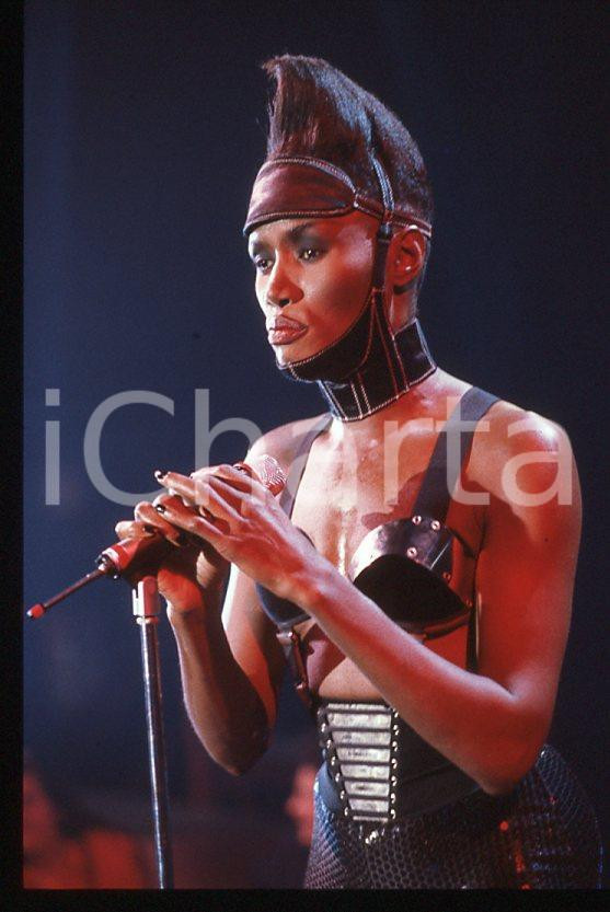 1985 ca MUSICA Grace JONES durante un concerto * 35 mm vintage slide (37) Diapositiva d'epoca, in formato 35 mm.CONDIZIONI: GOODE' severamente vietata la riproduzione. Tutti i diritti sono riservati.ICharta mette in vendita, sul negozio eBay e in esclusiva sul sito "icharta" il proprio archivio composto da numerose diapositive e negativi fotografici d'epoca, tutti originali e autentici, che attraversano la storia del costume italiano tra gli la fine degli anni Sessanta e Novanta.Si tratta di uno sguardo inedito sull'attualità , la politica, la vita quotidiana, il gossip e la cultura, che fotografa il cambiamento della nazione in quest'ultimo scorcio del XX secolo. Un'occasione unica per il mercato del collezionismo, che vede finalmente disponibile un archivio eccezionale per vastità , tematiche e condizioni, in un settore (il negativo fotografico e la diapositiva) di assoluta novità e dalle interessanti prospettive di investimento. GOOD/buono   originale e autentica 1