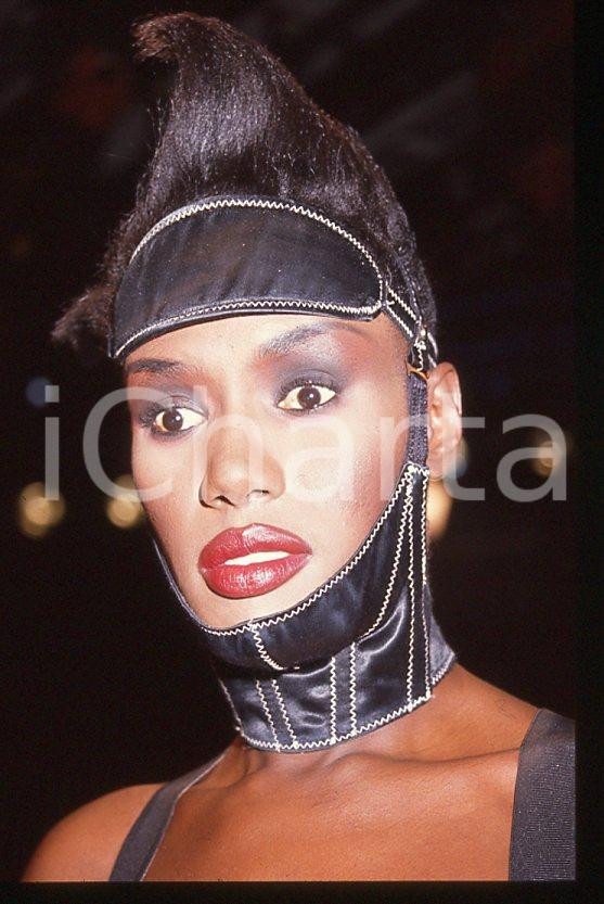 1985 ca MUSICA Grace JONES durante un concerto * 35 mm vintage slide (36) Diapositiva d'epoca, in formato 35 mm.CONDIZIONI: GOODE' severamente vietata la riproduzione. Tutti i diritti sono riservati.ICharta mette in vendita, sul negozio eBay e in esclusiva sul sito "icharta" il proprio archivio composto da numerose diapositive e negativi fotografici d'epoca, tutti originali e autentici, che attraversano la storia del costume italiano tra gli la fine degli anni Sessanta e Novanta.Si tratta di uno sguardo inedito sull'attualità , la politica, la vita quotidiana, il gossip e la cultura, che fotografa il cambiamento della nazione in quest'ultimo scorcio del XX secolo. Un'occasione unica per il mercato del collezionismo, che vede finalmente disponibile un archivio eccezionale per vastità , tematiche e condizioni, in un settore (il negativo fotografico e la diapositiva) di assoluta novità e dalle interessanti prospettive di investimento. GOOD/buono   originale e autentica 1