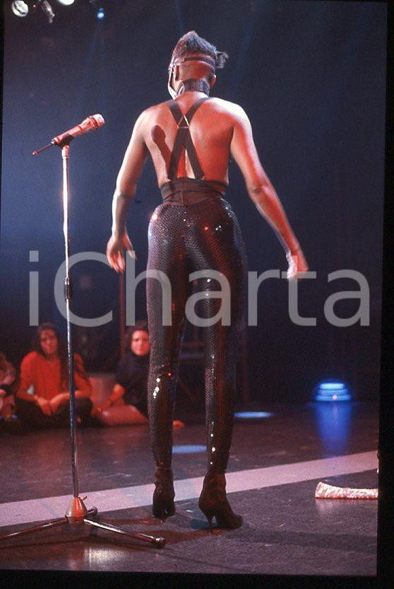 1985 ca MUSICA Grace JONES durante un concerto *35 mm vintage slide (34) Diapositiva d'epoca, in formato 35 mm.CONDIZIONI: GOODE' severamente vietata la riproduzione. Tutti i diritti sono riservati.ICharta mette in vendita, sul negozio eBay e in esclusiva sul sito "icharta" il proprio archivio composto da numerose diapositive e negativi fotografici d'epoca, tutti originali e autentici, che attraversano la storia del costume italiano tra gli la fine degli anni Sessanta e Novanta.Si tratta di uno sguardo inedito sull'attualità , la politica, la vita quotidiana, il gossip e la cultura, che fotografa il cambiamento della nazione in quest'ultimo scorcio del XX secolo. Un'occasione unica per il mercato del collezionismo, che vede finalmente disponibile un archivio eccezionale per vastità , tematiche e condizioni, in un settore (il negativo fotografico e la diapositiva) di assoluta novità e dalle interessanti prospettive di investimento.  GOOD/buono   originale e autentica 1