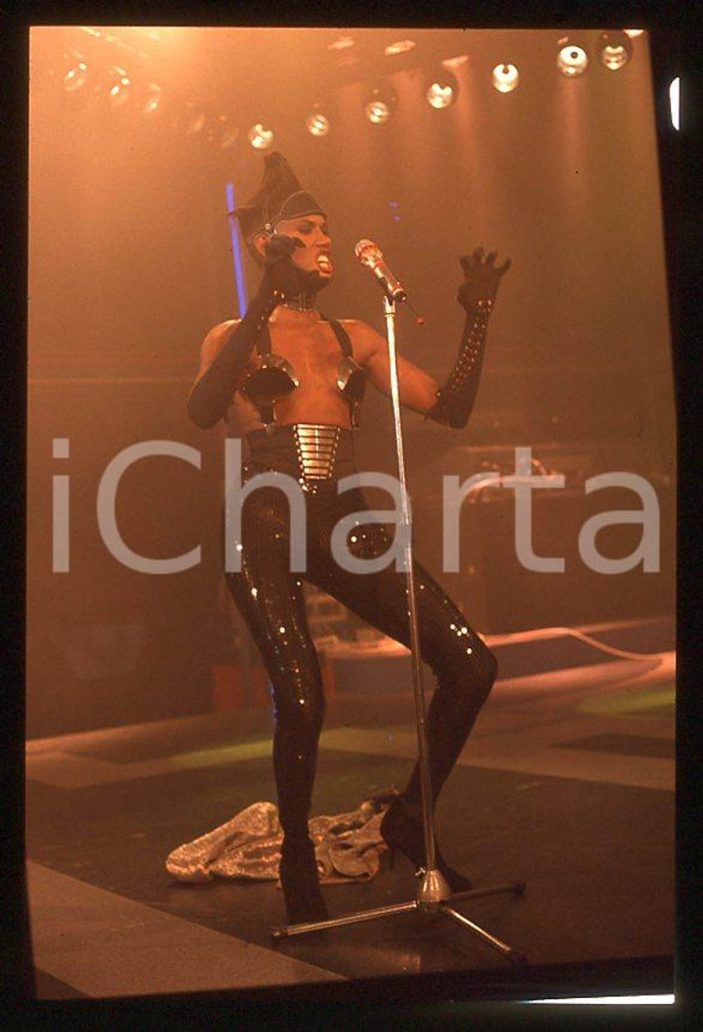 1985 ca MUSICA Grace JONES durante un concerto * 35 mm vintage slide (23) Diapositiva d'epoca, in formato 35 mm.CONDIZIONI: GOODE' severamente vietata la riproduzione. Tutti i diritti sono riservati.ICharta mette in vendita, sul negozio eBay e in esclusiva sul sito "icharta" il proprio archivio composto da numerose diapositive e negativi fotografici d'epoca, tutti originali e autentici, che attraversano la storia del costume italiano tra gli la fine degli anni Sessanta e Novanta.Si tratta di uno sguardo inedito sull'attualità , la politica, la vita quotidiana, il gossip e la cultura, che fotografa il cambiamento della nazione in quest'ultimo scorcio del XX secolo. Un'occasione unica per il mercato del collezionismo, che vede finalmente disponibile un archivio eccezionale per vastità , tematiche e condizioni, in un settore (il negativo fotografico e la diapositiva) di assoluta novità e dalle interessanti prospettive di investimento. GOOD/buono   originale e autentica 1