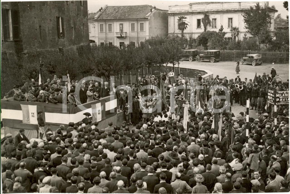 Fotografia d epoca originale 1932 BINASCO Alessandro GORMI inaugura monumento ai Caduti  Veduta piazza 1