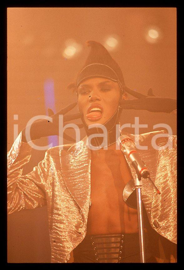 1985 ca MUSICA Grace JONES durante un concerto * 35 mm vintage slide (42) Diapositiva d'epoca, in formato 35 mm.CONDIZIONI: GOODE' severamente vietata la riproduzione. Tutti i diritti sono riservati.ICharta mette in vendita, sul negozio eBay e in esclusiva sul sito "icharta" il proprio archivio composto da numerose diapositive e negativi fotografici d'epoca, tutti originali e autentici, che attraversano la storia del costume italiano tra gli la fine degli anni Sessanta e Novanta.Si tratta di uno sguardo inedito sull'attualità , la politica, la vita quotidiana, il gossip e la cultura, che fotografa il cambiamento della nazione in quest'ultimo scorcio del XX secolo. Un'occasione unica per il mercato del collezionismo, che vede finalmente disponibile un archivio eccezionale per vastità , tematiche e condizioni, in un settore (il negativo fotografico e la diapositiva) di assoluta novità e dalle interessanti prospettive di investimento. GOOD/buono   originale e autentica 1