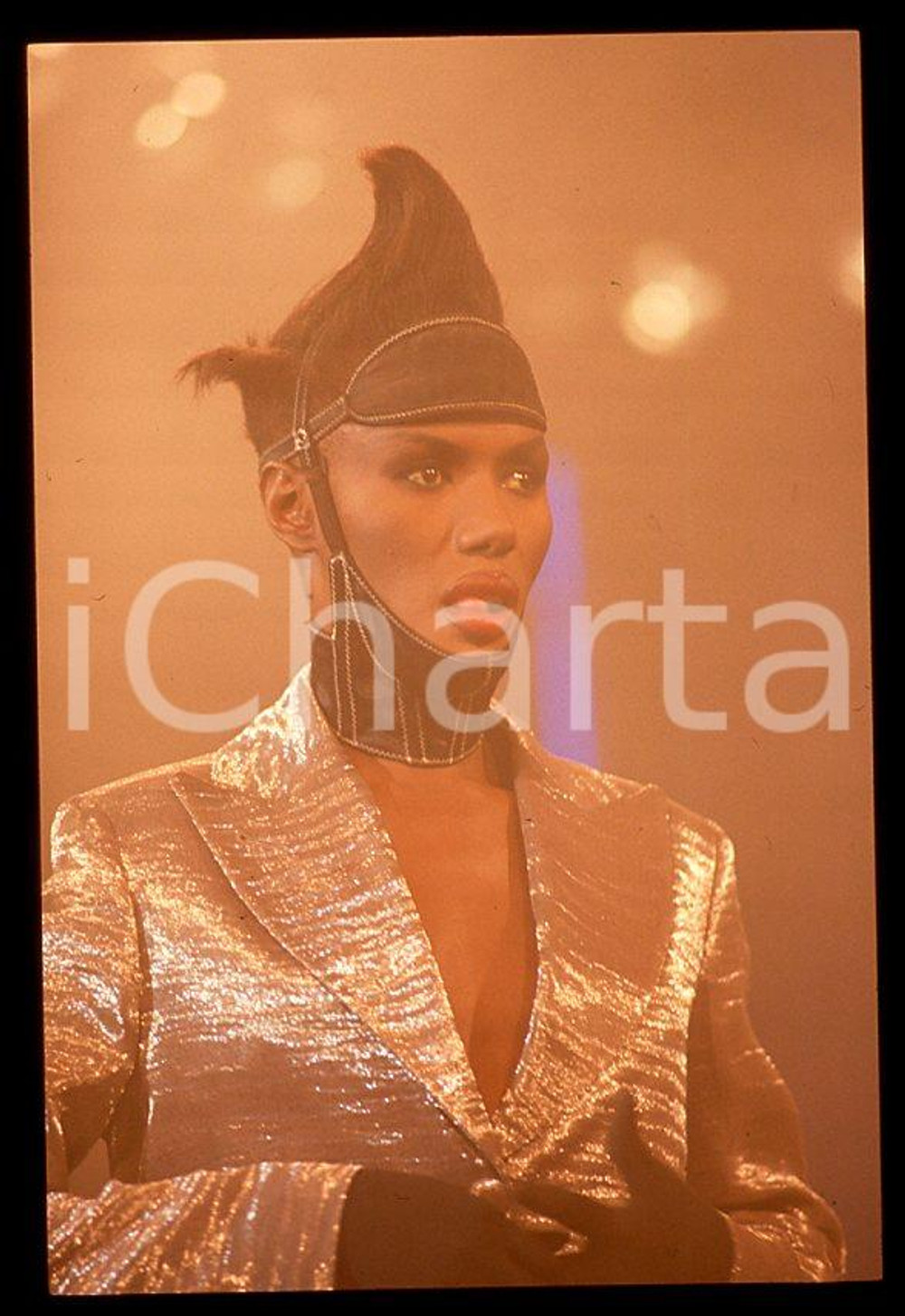 1985 ca MUSICA Grace JONES durante un concerto * 35 mm vintage slide (49) Diapositiva d'epoca, in formato 35 mm.CONDIZIONI: GOODE' severamente vietata la riproduzione. Tutti i diritti sono riservati.ICharta mette in vendita, sul negozio eBay e in esclusiva sul sito "icharta" il proprio archivio composto da numerose diapositive e negativi fotografici d'epoca, tutti originali e autentici, che attraversano la storia del costume italiano tra gli la fine degli anni Sessanta e Novanta.Si tratta di uno sguardo inedito sull'attualità , la politica, la vita quotidiana, il gossip e la cultura, che fotografa il cambiamento della nazione in quest'ultimo scorcio del XX secolo. Un'occasione unica per il mercato del collezionismo, che vede finalmente disponibile un archivio eccezionale per vastità , tematiche e condizioni, in un settore (il negativo fotografico e la diapositiva) di assoluta novità e dalle interessanti prospettive di investimento. GOOD/buono   originale e autentica 1