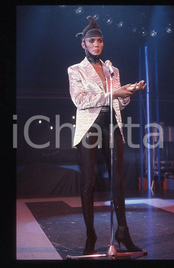 1985 ca MUSICA Grace JONES durante un concerto * 35 mm vintage slide (54) Diapositiva d'epoca, in formato 35 mm.CONDIZIONI: GOODE' severamente vietata la riproduzione. Tutti i diritti sono riservati.ICharta mette in vendita, sul negozio eBay e in esclusiva sul sito "icharta" il proprio archivio composto da numerose diapositive e negativi fotografici d'epoca, tutti originali e autentici, che attraversano la storia del costume italiano tra gli la fine degli anni Sessanta e Novanta.Si tratta di uno sguardo inedito sull'attualità , la politica, la vita quotidiana, il gossip e la cultura, che fotografa il cambiamento della nazione in quest'ultimo scorcio del XX secolo. Un'occasione unica per il mercato del collezionismo, che vede finalmente disponibile un archivio eccezionale per vastità , tematiche e condizioni, in un settore (il negativo fotografico e la diapositiva) di assoluta novità e dalle interessanti prospettive di investimento. GOOD/buono   originale e autentica 1