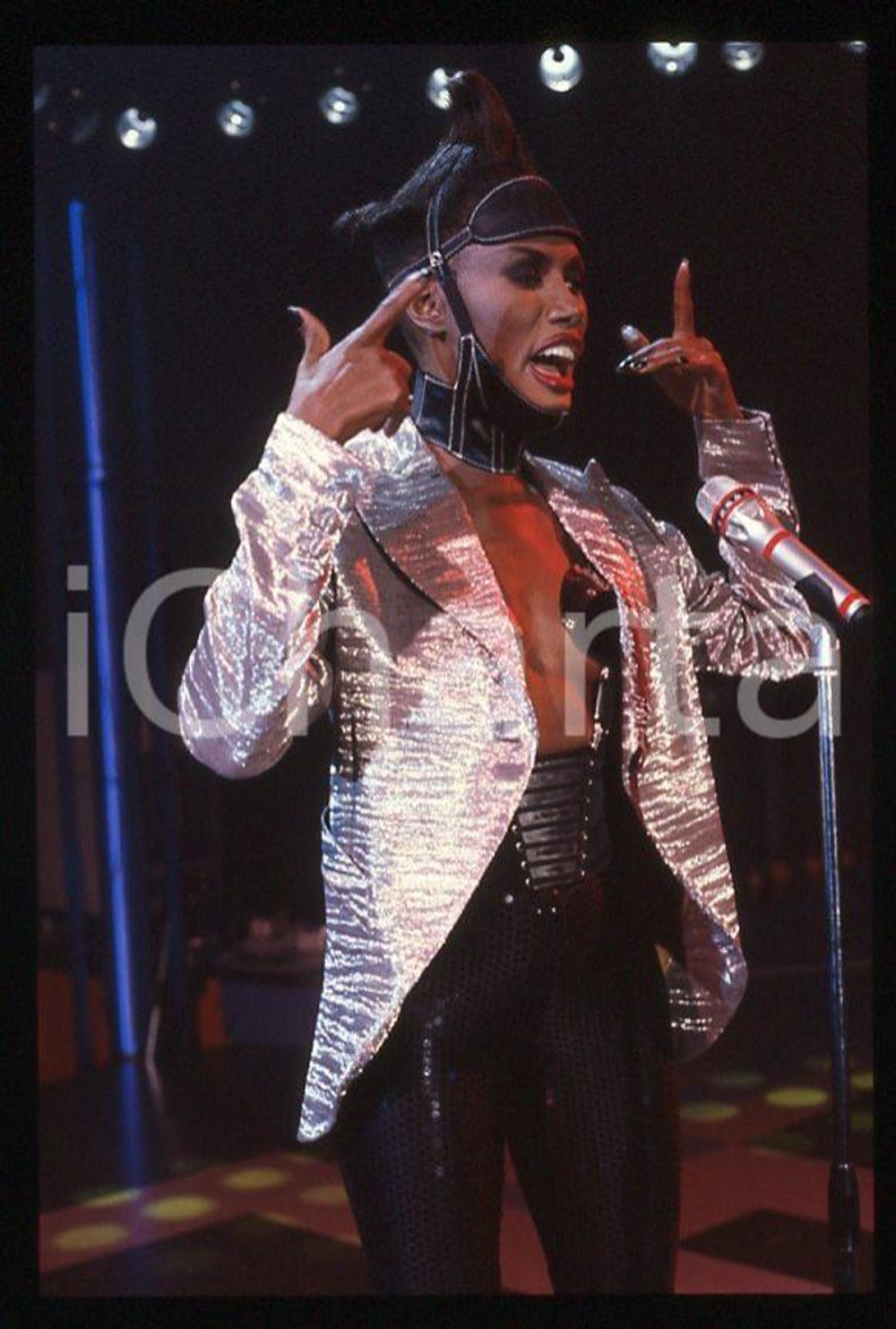 1985 ca MUSICA Grace JONES durante un concerto * 35 mm vintage slide (58) Diapositiva d'epoca, in formato 35 mm.CONDIZIONI: GOODE' severamente vietata la riproduzione. Tutti i diritti sono riservati.ICharta mette in vendita, sul negozio eBay e in esclusiva sul sito "icharta" il proprio archivio composto da numerose diapositive e negativi fotografici d'epoca, tutti originali e autentici, che attraversano la storia del costume italiano tra gli la fine degli anni Sessanta e Novanta.Si tratta di uno sguardo inedito sull'attualità , la politica, la vita quotidiana, il gossip e la cultura, che fotografa il cambiamento della nazione in quest'ultimo scorcio del XX secolo. Un'occasione unica per il mercato del collezionismo, che vede finalmente disponibile un archivio eccezionale per vastità , tematiche e condizioni, in un settore (il negativo fotografico e la diapositiva) di assoluta novità e dalle interessanti prospettive di investimento. GOOD/buono   originale e autentica 1