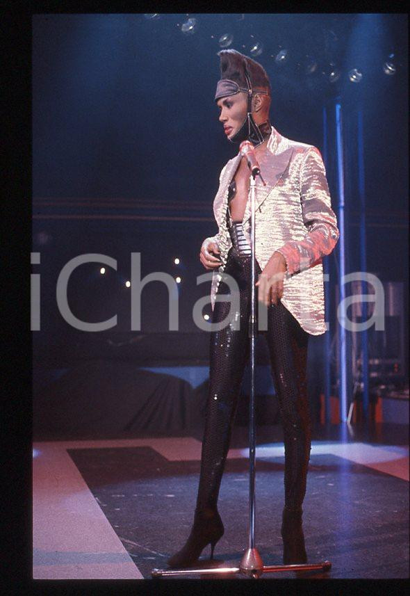 1985 ca MUSICA Grace JONES durante un concerto * 35 mm vintage slide (57) Diapositiva d'epoca, in formato 35 mm.CONDIZIONI: GOODE' severamente vietata la riproduzione. Tutti i diritti sono riservati.ICharta mette in vendita, sul negozio eBay e in esclusiva sul sito "icharta" il proprio archivio composto da numerose diapositive e negativi fotografici d'epoca, tutti originali e autentici, che attraversano la storia del costume italiano tra gli la fine degli anni Sessanta e Novanta.Si tratta di uno sguardo inedito sull'attualità , la politica, la vita quotidiana, il gossip e la cultura, che fotografa il cambiamento della nazione in quest'ultimo scorcio del XX secolo. Un'occasione unica per il mercato del collezionismo, che vede finalmente disponibile un archivio eccezionale per vastità , tematiche e condizioni, in un settore (il negativo fotografico e la diapositiva) di assoluta novità e dalle interessanti prospettive di investimento. GOOD/buono   originale e autentica 1
