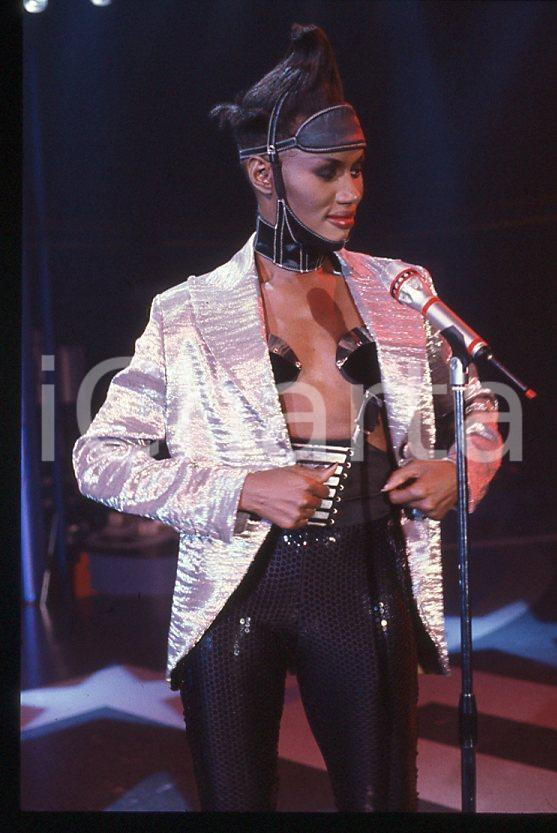 1985 ca MUSICA Grace JONES durante un concerto * 35 mm vintage slide (65) Diapositiva d'epoca, in formato 35 mm.CONDIZIONI: GOODE' severamente vietata la riproduzione. Tutti i diritti sono riservati.ICharta mette in vendita, sul negozio eBay e in esclusiva sul sito "icharta" il proprio archivio composto da numerose diapositive e negativi fotografici d'epoca, tutti originali e autentici, che attraversano la storia del costume italiano tra gli la fine degli anni Sessanta e Novanta.Si tratta di uno sguardo inedito sull'attualità , la politica, la vita quotidiana, il gossip e la cultura, che fotografa il cambiamento della nazione in quest'ultimo scorcio del XX secolo. Un'occasione unica per il mercato del collezionismo, che vede finalmente disponibile un archivio eccezionale per vastità , tematiche e condizioni, in un settore (il negativo fotografico e la diapositiva) di assoluta novità e dalle interessanti prospettive di investimento. GOOD/buono   originale e autentica 1