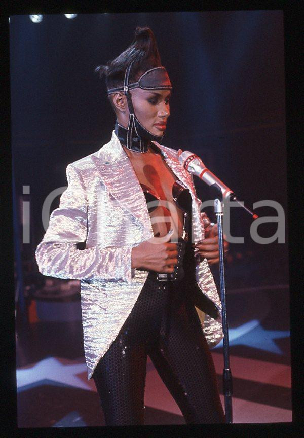 1985 ca MUSICA Grace JONES durante un concerto * 35 mm vintage slide (68) Diapositiva d'epoca, in formato 35 mm.CONDIZIONI: GOODE' severamente vietata la riproduzione. Tutti i diritti sono riservati.ICharta mette in vendita, sul negozio eBay e in esclusiva sul sito "icharta" il proprio archivio composto da numerose diapositive e negativi fotografici d'epoca, tutti originali e autentici, che attraversano la storia del costume italiano tra gli la fine degli anni Sessanta e Novanta.Si tratta di uno sguardo inedito sull'attualità , la politica, la vita quotidiana, il gossip e la cultura, che fotografa il cambiamento della nazione in quest'ultimo scorcio del XX secolo. Un'occasione unica per il mercato del collezionismo, che vede finalmente disponibile un archivio eccezionale per vastità , tematiche e condizioni, in un settore (il negativo fotografico e la diapositiva) di assoluta novità e dalle interessanti prospettive di investimento. GOOD/buono   originale e autentica 1