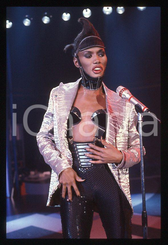 1985 ca MUSICA Grace JONES durante un concerto * 35 mm vintage slide (73) Diapositiva d'epoca, in formato 35 mm.CONDIZIONI: GOODE' severamente vietata la riproduzione. Tutti i diritti sono riservati.ICharta mette in vendita, sul negozio eBay e in esclusiva sul sito "icharta" il proprio archivio composto da numerose diapositive e negativi fotografici d'epoca, tutti originali e autentici, che attraversano la storia del costume italiano tra gli la fine degli anni Sessanta e Novanta.Si tratta di uno sguardo inedito sull'attualità , la politica, la vita quotidiana, il gossip e la cultura, che fotografa il cambiamento della nazione in quest'ultimo scorcio del XX secolo. Un'occasione unica per il mercato del collezionismo, che vede finalmente disponibile un archivio eccezionale per vastità , tematiche e condizioni, in un settore (il negativo fotografico e la diapositiva) di assoluta novità e dalle interessanti prospettive di investimento. GOOD/buono   originale e autentica 1