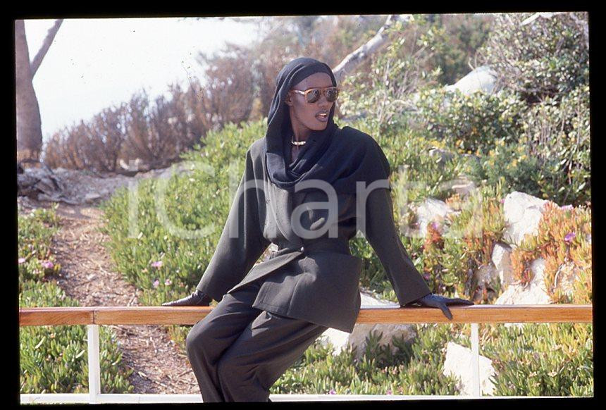 1985 ca MUSICA Grace JONES Ritratto cantante * 35 mm vintage slide (77) Diapositiva d'epoca, in formato 35 mm.CONDIZIONI: GOODE' severamente vietata la riproduzione. Tutti i diritti sono riservati.ICharta mette in vendita, sul negozio eBay e in esclusiva sul sito "icharta" il proprio archivio composto da numerose diapositive e negativi fotografici d'epoca, tutti originali e autentici, che attraversano la storia del costume italiano tra gli la fine degli anni Sessanta e Novanta.Si tratta di uno sguardo inedito sull'attualità , la politica, la vita quotidiana, il gossip e la cultura, che fotografa il cambiamento della nazione in quest'ultimo scorcio del XX secolo. Un'occasione unica per il mercato del collezionismo, che vede finalmente disponibile un archivio eccezionale per vastità , tematiche e condizioni, in un settore (il negativo fotografico e la diapositiva) di assoluta novità e dalle interessanti prospettive di investimento. GOOD/buono   originale e autentica 1