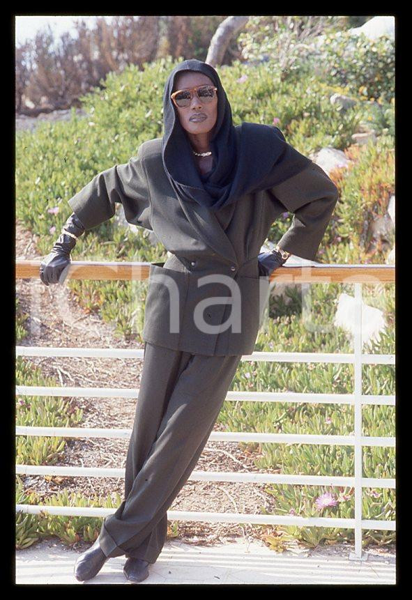 1985 ca MUSICA Grace JONES Ritratto cantante * 35 mm vintage slide (76) Diapositiva d'epoca, in formato 35 mm.CONDIZIONI: GOODE' severamente vietata la riproduzione. Tutti i diritti sono riservati.ICharta mette in vendita, sul negozio eBay e in esclusiva sul sito "icharta" il proprio archivio composto da numerose diapositive e negativi fotografici d'epoca, tutti originali e autentici, che attraversano la storia del costume italiano tra gli la fine degli anni Sessanta e Novanta.Si tratta di uno sguardo inedito sull'attualità , la politica, la vita quotidiana, il gossip e la cultura, che fotografa il cambiamento della nazione in quest'ultimo scorcio del XX secolo. Un'occasione unica per il mercato del collezionismo, che vede finalmente disponibile un archivio eccezionale per vastità , tematiche e condizioni, in un settore (il negativo fotografico e la diapositiva) di assoluta novità e dalle interessanti prospettive di investimento. GOOD/buono   originale e autentica 1