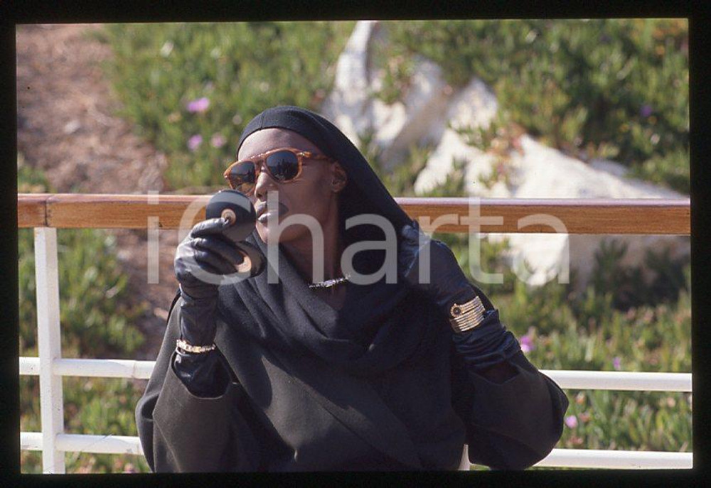 1985 ca MUSICA Grace JONES Ritratto cantante * 35 mm vintage slide (78) Diapositiva d'epoca, in formato 35 mm.CONDIZIONI: GOODE' severamente vietata la riproduzione. Tutti i diritti sono riservati.ICharta mette in vendita, sul negozio eBay e in esclusiva sul sito "icharta" il proprio archivio composto da numerose diapositive e negativi fotografici d'epoca, tutti originali e autentici, che attraversano la storia del costume italiano tra gli la fine degli anni Sessanta e Novanta.Si tratta di uno sguardo inedito sull'attualità , la politica, la vita quotidiana, il gossip e la cultura, che fotografa il cambiamento della nazione in quest'ultimo scorcio del XX secolo. Un'occasione unica per il mercato del collezionismo, che vede finalmente disponibile un archivio eccezionale per vastità , tematiche e condizioni, in un settore (il negativo fotografico e la diapositiva) di assoluta novità e dalle interessanti prospettive di investimento. GOOD/buono   originale e autentica 1