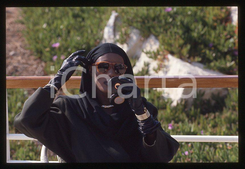 1985 ca MUSICA Grace JONES Ritratto cantante * 35 mm vintage slide (79) Diapositiva d'epoca, in formato 35 mm.CONDIZIONI: GOODE' severamente vietata la riproduzione. Tutti i diritti sono riservati.ICharta mette in vendita, sul negozio eBay e in esclusiva sul sito "icharta" il proprio archivio composto da numerose diapositive e negativi fotografici d'epoca, tutti originali e autentici, che attraversano la storia del costume italiano tra gli la fine degli anni Sessanta e Novanta.Si tratta di uno sguardo inedito sull'attualità , la politica, la vita quotidiana, il gossip e la cultura, che fotografa il cambiamento della nazione in quest'ultimo scorcio del XX secolo. Un'occasione unica per il mercato del collezionismo, che vede finalmente disponibile un archivio eccezionale per vastità , tematiche e condizioni, in un settore (il negativo fotografico e la diapositiva) di assoluta novità e dalle interessanti prospettive di investimento. GOOD/buono   originale e autentica 1