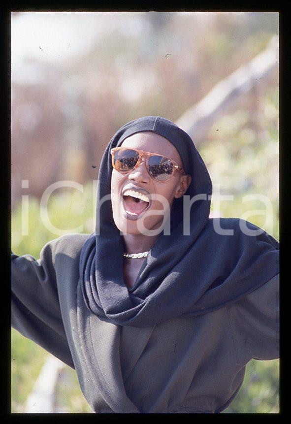 1985 ca MUSICA Grace JONES Ritratto cantante * 35 mm vintage slide (82) Diapositiva d'epoca, in formato 35 mm.CONDIZIONI: GOODE' severamente vietata la riproduzione. Tutti i diritti sono riservati.ICharta mette in vendita, sul negozio eBay e in esclusiva sul sito "icharta" il proprio archivio composto da numerose diapositive e negativi fotografici d'epoca, tutti originali e autentici, che attraversano la storia del costume italiano tra gli la fine degli anni Sessanta e Novanta.Si tratta di uno sguardo inedito sull'attualità , la politica, la vita quotidiana, il gossip e la cultura, che fotografa il cambiamento della nazione in quest'ultimo scorcio del XX secolo. Un'occasione unica per il mercato del collezionismo, che vede finalmente disponibile un archivio eccezionale per vastità , tematiche e condizioni, in un settore (il negativo fotografico e la diapositiva) di assoluta novità e dalle interessanti prospettive di investimento. GOOD/buono   originale e autentica 1