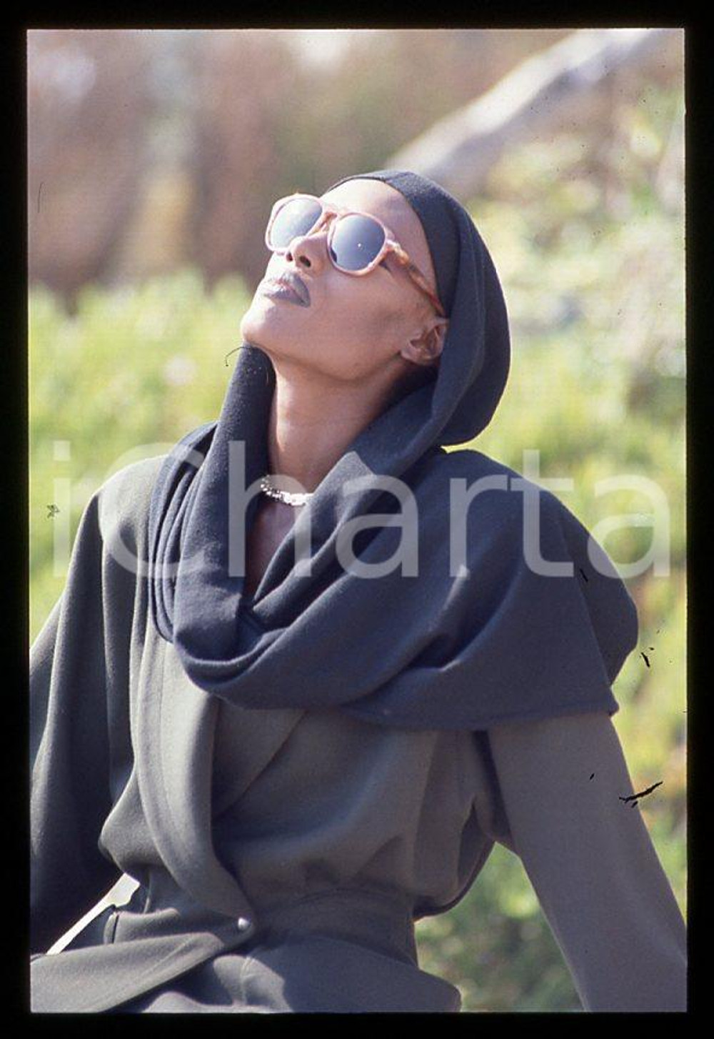 1985 ca MUSICA Grace JONES Ritratto cantante * 35 mm vintage slide (81) Diapositiva d'epoca, in formato 35 mm.CONDIZIONI: GOODE' severamente vietata la riproduzione. Tutti i diritti sono riservati.ICharta mette in vendita, sul negozio eBay e in esclusiva sul sito "icharta" il proprio archivio composto da numerose diapositive e negativi fotografici d'epoca, tutti originali e autentici, che attraversano la storia del costume italiano tra gli la fine degli anni Sessanta e Novanta.Si tratta di uno sguardo inedito sull'attualità , la politica, la vita quotidiana, il gossip e la cultura, che fotografa il cambiamento della nazione in quest'ultimo scorcio del XX secolo. Un'occasione unica per il mercato del collezionismo, che vede finalmente disponibile un archivio eccezionale per vastità , tematiche e condizioni, in un settore (il negativo fotografico e la diapositiva) di assoluta novità e dalle interessanti prospettive di investimento. GOOD/buono   originale e autentica 1