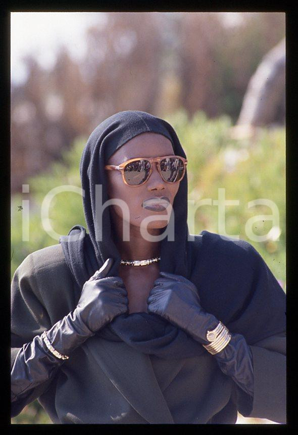 1985 ca MUSICA Grace JONES Ritratto cantante * 35 mm vintage slide (85) Diapositiva d'epoca, in formato 35 mm.CONDIZIONI: GOODE' severamente vietata la riproduzione. Tutti i diritti sono riservati.ICharta mette in vendita, sul negozio eBay e in esclusiva sul sito "icharta" il proprio archivio composto da numerose diapositive e negativi fotografici d'epoca, tutti originali e autentici, che attraversano la storia del costume italiano tra gli la fine degli anni Sessanta e Novanta.Si tratta di uno sguardo inedito sull'attualità , la politica, la vita quotidiana, il gossip e la cultura, che fotografa il cambiamento della nazione in quest'ultimo scorcio del XX secolo. Un'occasione unica per il mercato del collezionismo, che vede finalmente disponibile un archivio eccezionale per vastità , tematiche e condizioni, in un settore (il negativo fotografico e la diapositiva) di assoluta novità e dalle interessanti prospettive di investimento. GOOD/buono   originale e autentica 1
