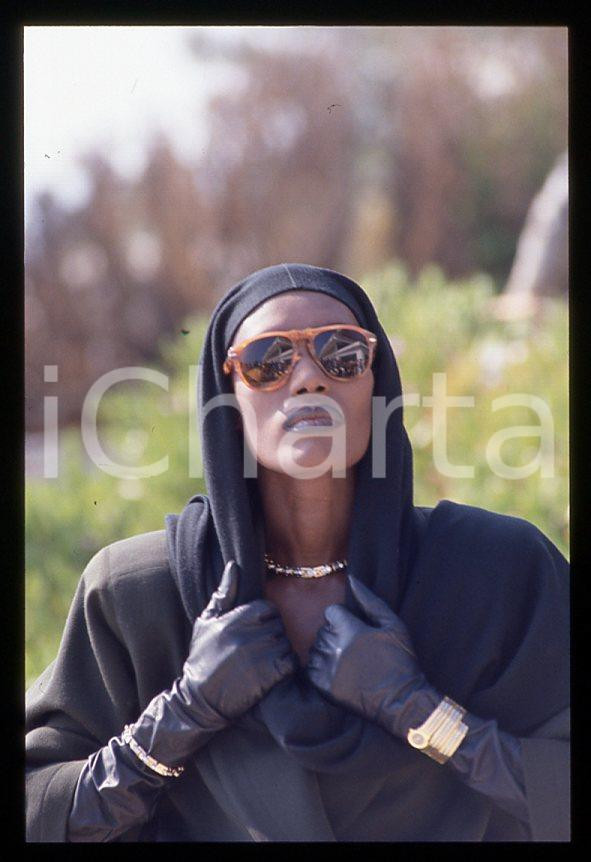 1985 ca MUSICA Grace JONES Ritratto cantante * 35 mm vintage slide (86) Diapositiva d'epoca, in formato 35 mm.CONDIZIONI: GOODE' severamente vietata la riproduzione. Tutti i diritti sono riservati.ICharta mette in vendita, sul negozio eBay e in esclusiva sul sito "icharta" il proprio archivio composto da numerose diapositive e negativi fotografici d'epoca, tutti originali e autentici, che attraversano la storia del costume italiano tra gli la fine degli anni Sessanta e Novanta.Si tratta di uno sguardo inedito sull'attualità , la politica, la vita quotidiana, il gossip e la cultura, che fotografa il cambiamento della nazione in quest'ultimo scorcio del XX secolo. Un'occasione unica per il mercato del collezionismo, che vede finalmente disponibile un archivio eccezionale per vastità , tematiche e condizioni, in un settore (il negativo fotografico e la diapositiva) di assoluta novità e dalle interessanti prospettive di investimento. GOOD/buono   originale e autentica 1
