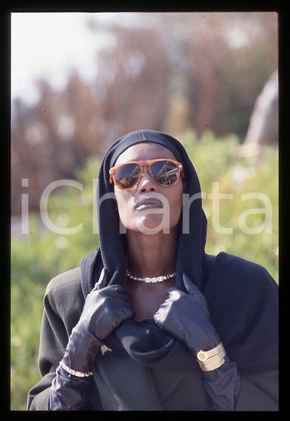 1985 ca MUSICA Grace JONES Ritratto cantante * 35 mm vintage slide (87) Diapositiva d'epoca, in formato 35 mm.CONDIZIONI: GOODE' severamente vietata la riproduzione. Tutti i diritti sono riservati.ICharta mette in vendita, sul negozio eBay e in esclusiva sul sito "icharta" il proprio archivio composto da numerose diapositive e negativi fotografici d'epoca, tutti originali e autentici, che attraversano la storia del costume italiano tra gli la fine degli anni Sessanta e Novanta.Si tratta di uno sguardo inedito sull'attualità , la politica, la vita quotidiana, il gossip e la cultura, che fotografa il cambiamento della nazione in quest'ultimo scorcio del XX secolo. Un'occasione unica per il mercato del collezionismo, che vede finalmente disponibile un archivio eccezionale per vastità , tematiche e condizioni, in un settore (il negativo fotografico e la diapositiva) di assoluta novità e dalle interessanti prospettive di investimento. GOOD/buono   originale e autentica 1